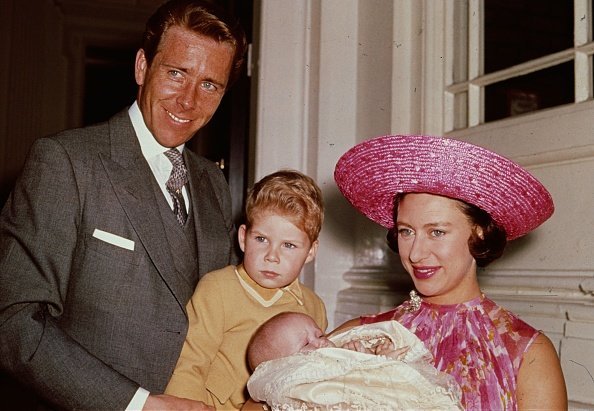 La princesa Margarita con Lord Snowdon y el vizconde Linley en el Palacio de Kensington poco después del nacimiento de su hija, Lady Sarah Armstrong-Jones, en 1964. | Foto: Getty Images