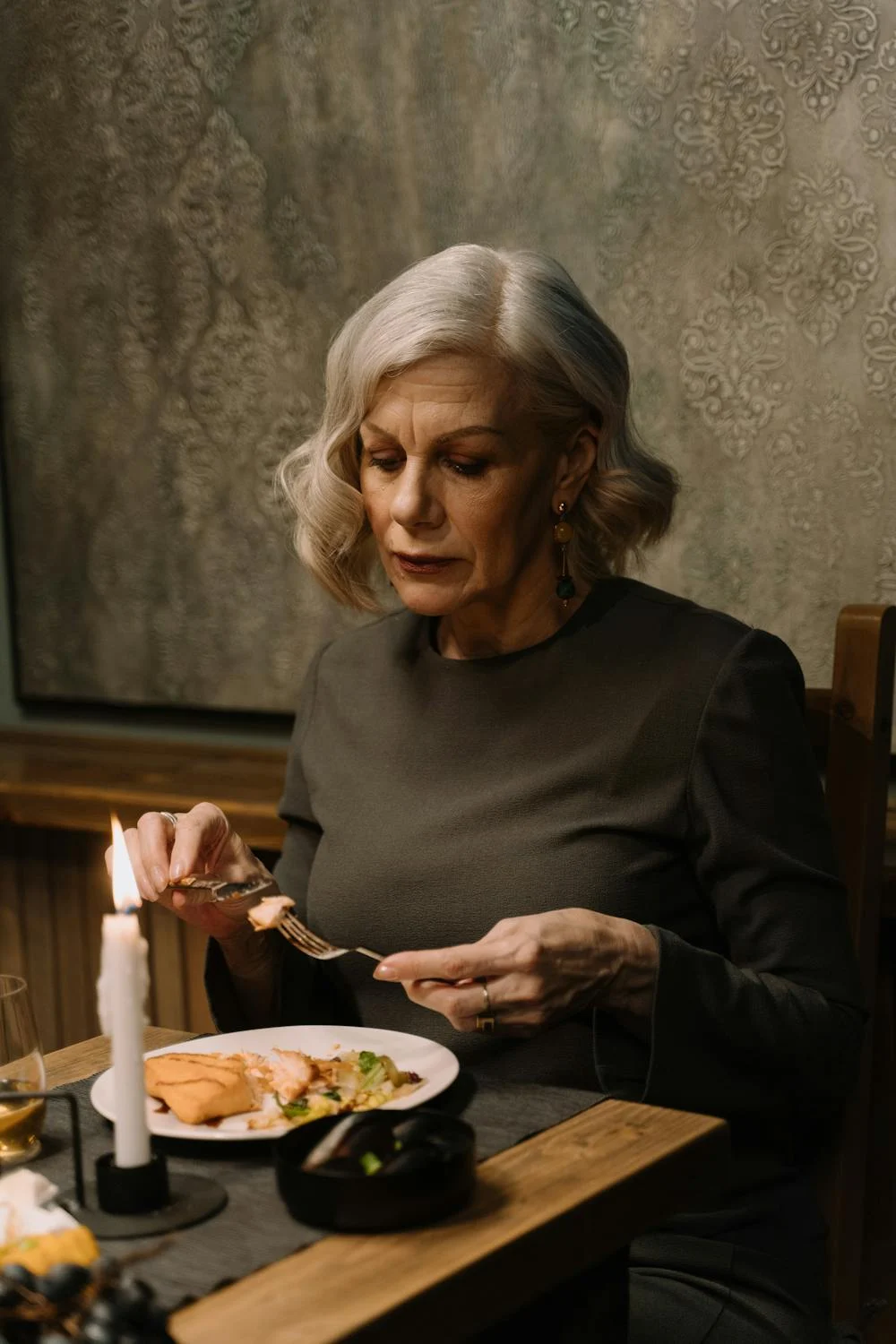 Una mujer madura y seria en un restaurante | Fuente: Pexels
