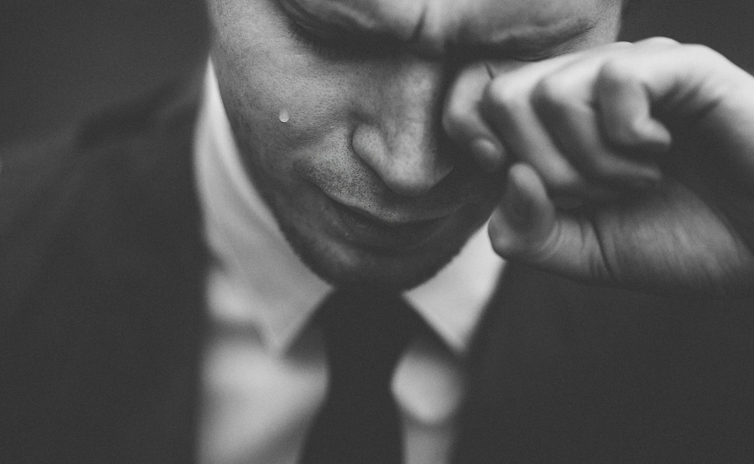 Un joven secándose las lágrimas | Fuente: Unsplash