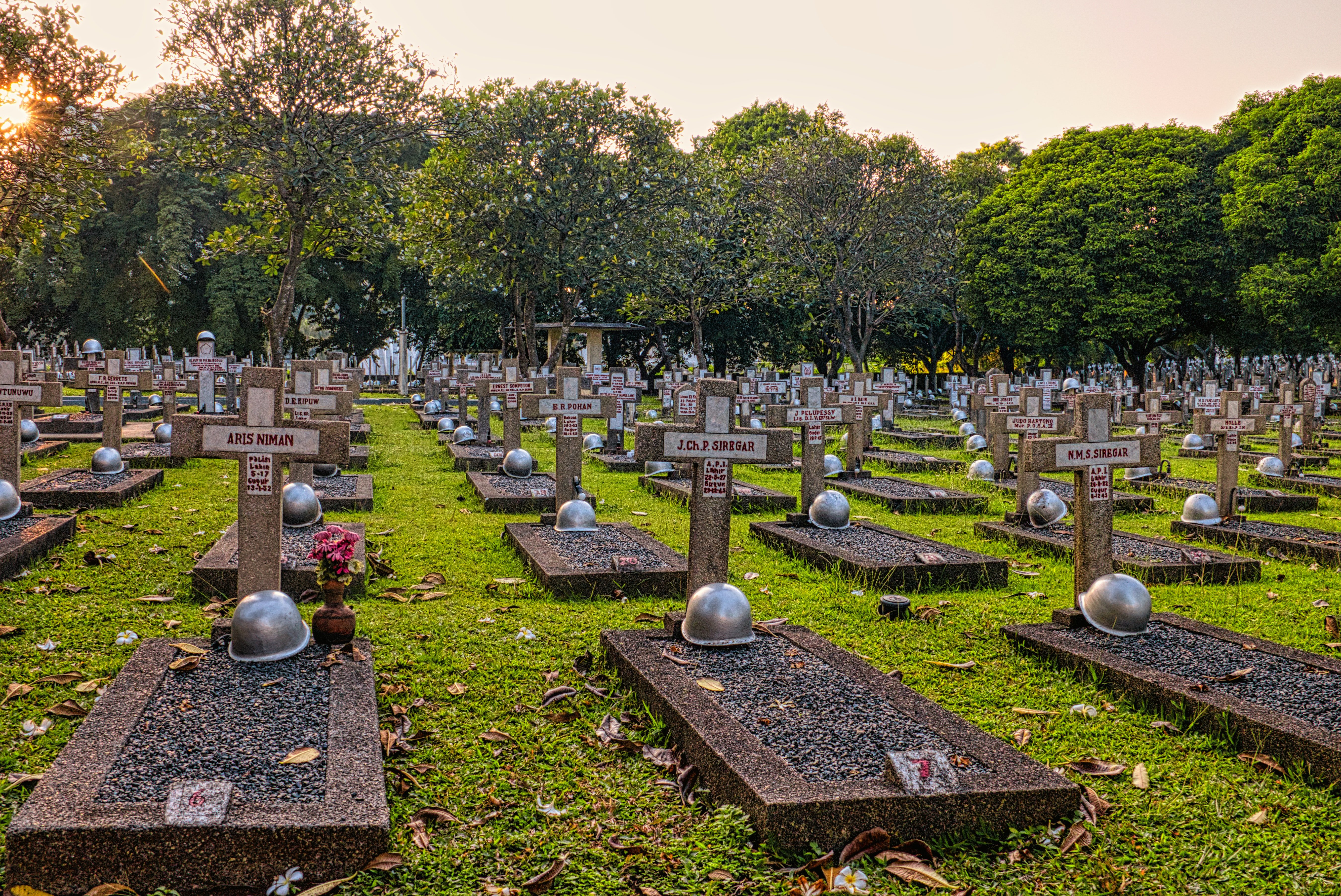 Lápidas en un cementerio. | Foto: Unsplash