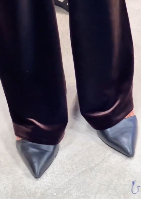 Los pantalones de terciopelo se combinaron con stilettos clásicos | Fuente: Instagram/juanavialeoficial