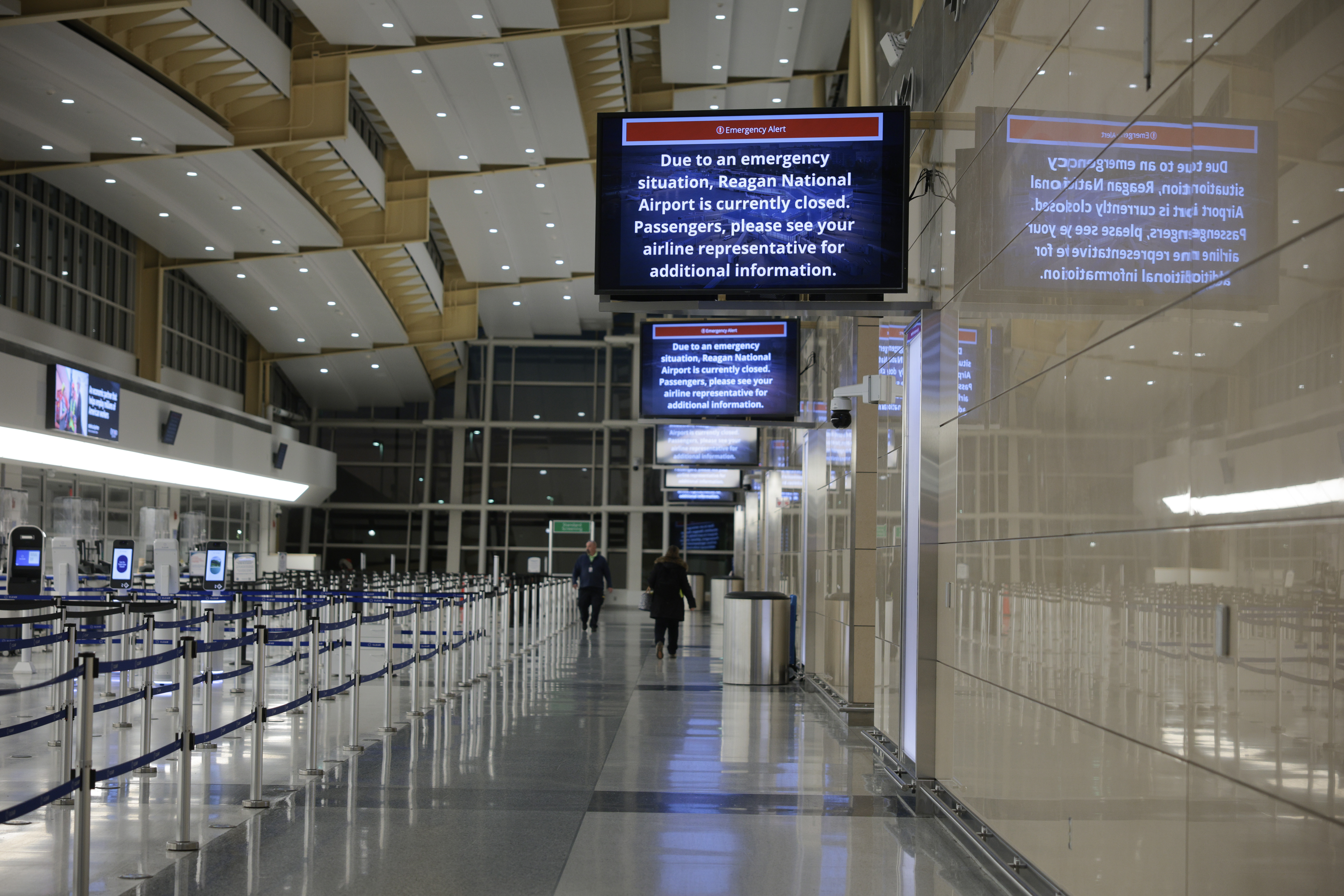 Una señal que indica el cierre del Aeropuerto Nacional Reagan en Arlington, Virginia, el 30 de enero de 2025. | Fuente: Getty Images