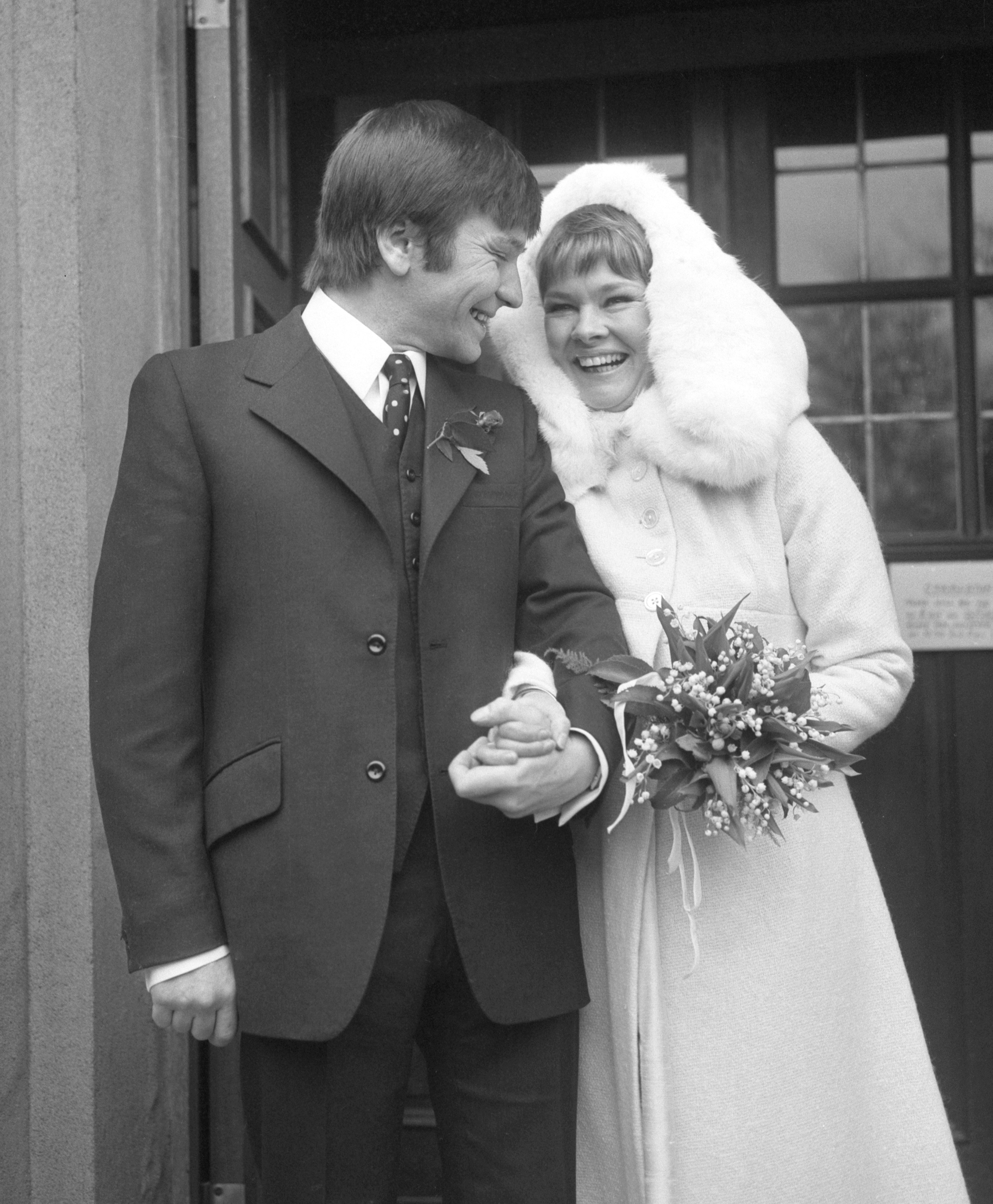 Michael Williams y Judi Dench el día de su boda en 1971 | Fuente: Getty Images