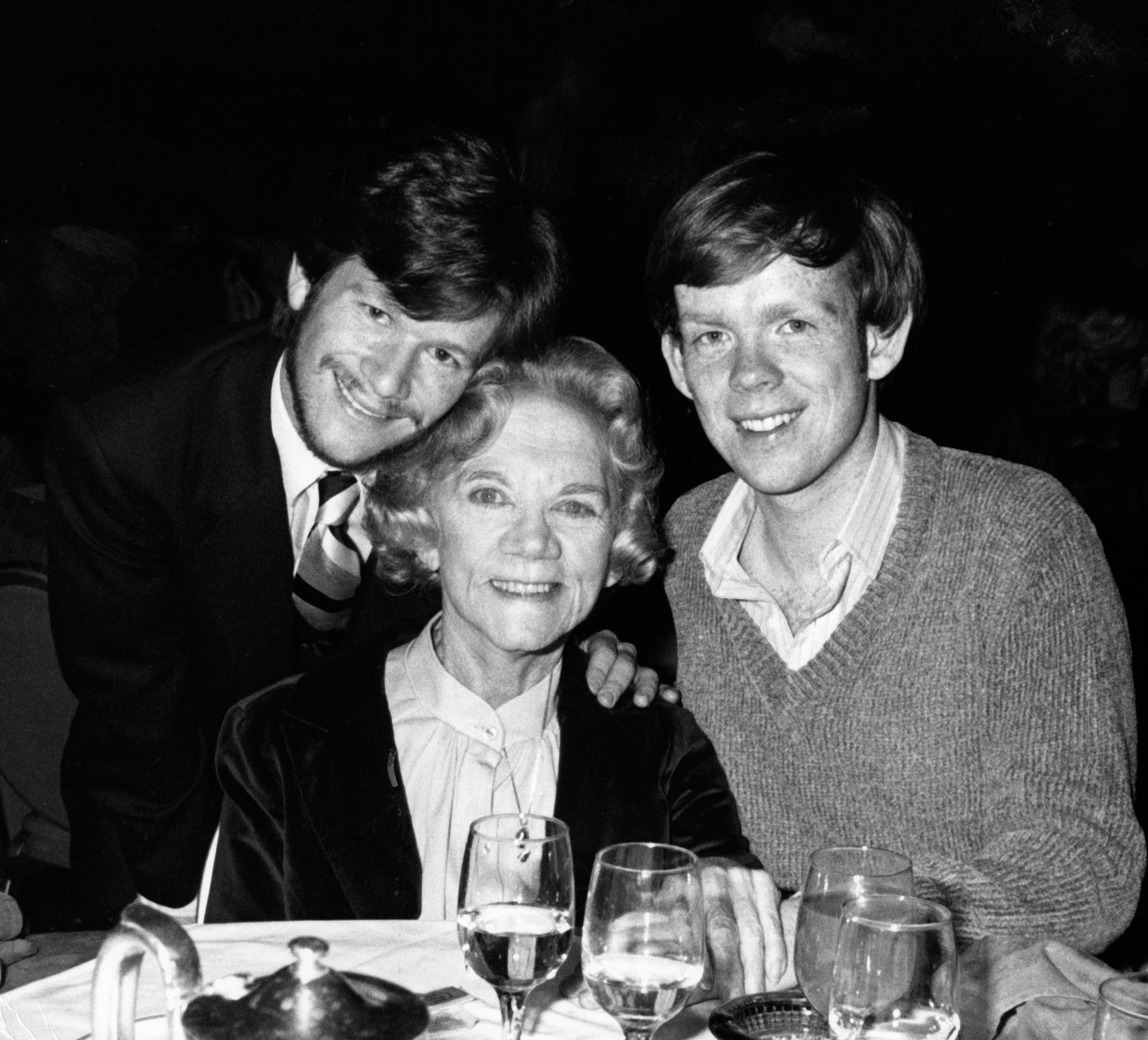 El actor, Ellen Corby y Eric Scott asisten a la Wrap Party de "The Waltons" el 23 de marzo de 1980 en el Hotel Century Plaza de Century City, California | Fuente: Getty Images