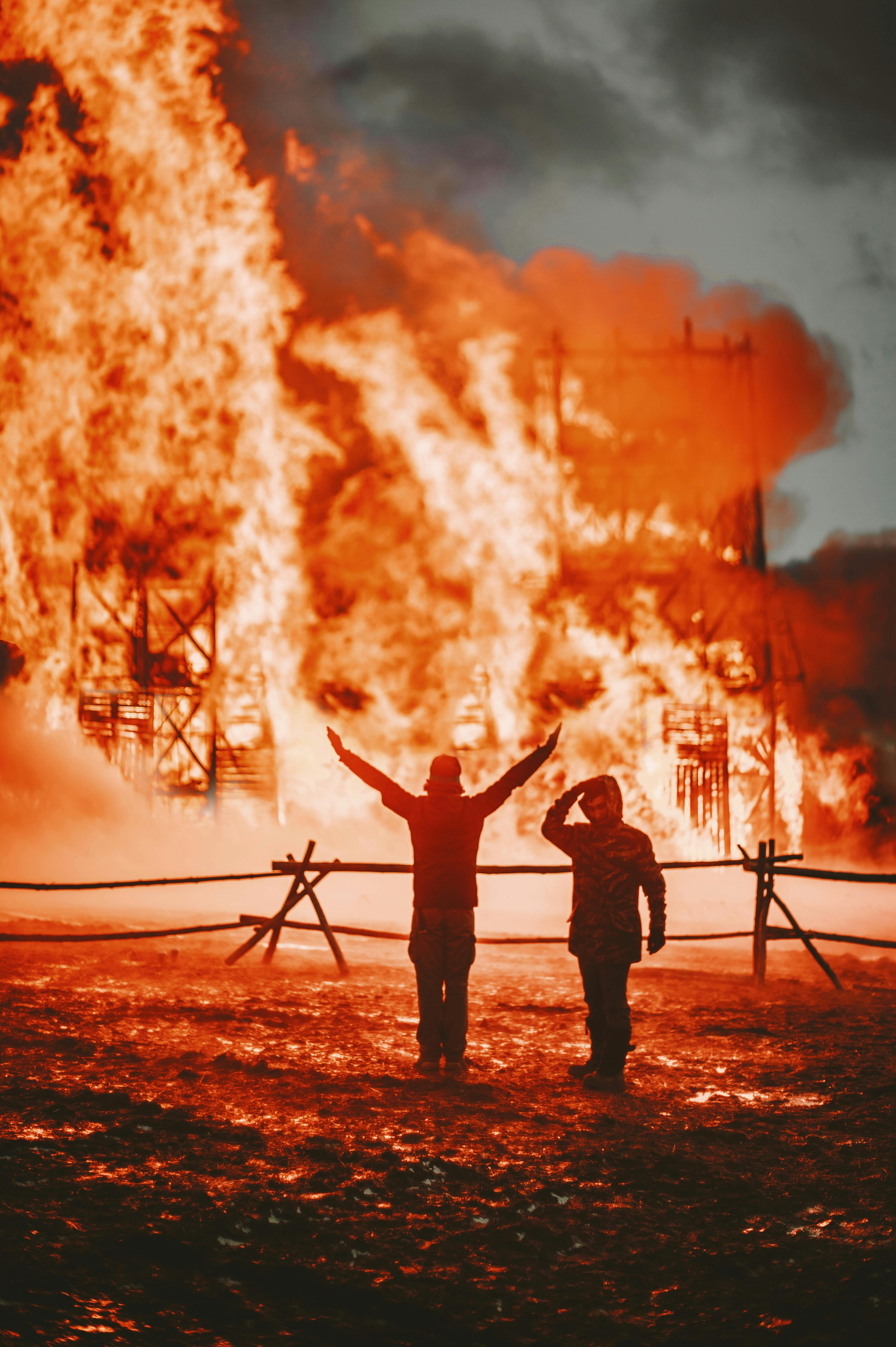 Bomberos junto a un edificio en llamas | Fuente: Pexels