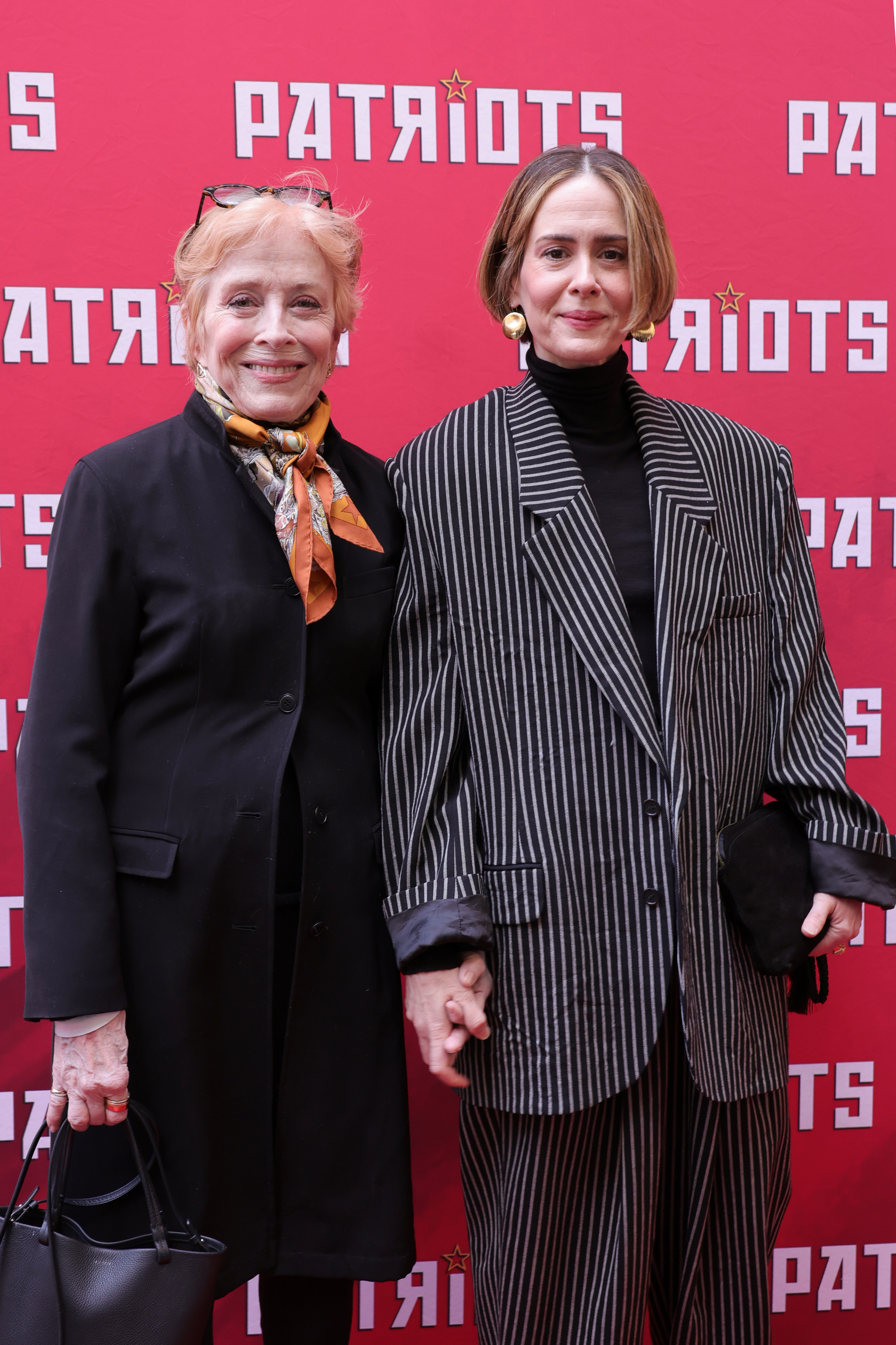 Holland Taylor y su novia-actriz en el estreno de "Patriots" en Broadway el 22 de abril de 2024, en Nueva York. | Fuente: Getty Images
