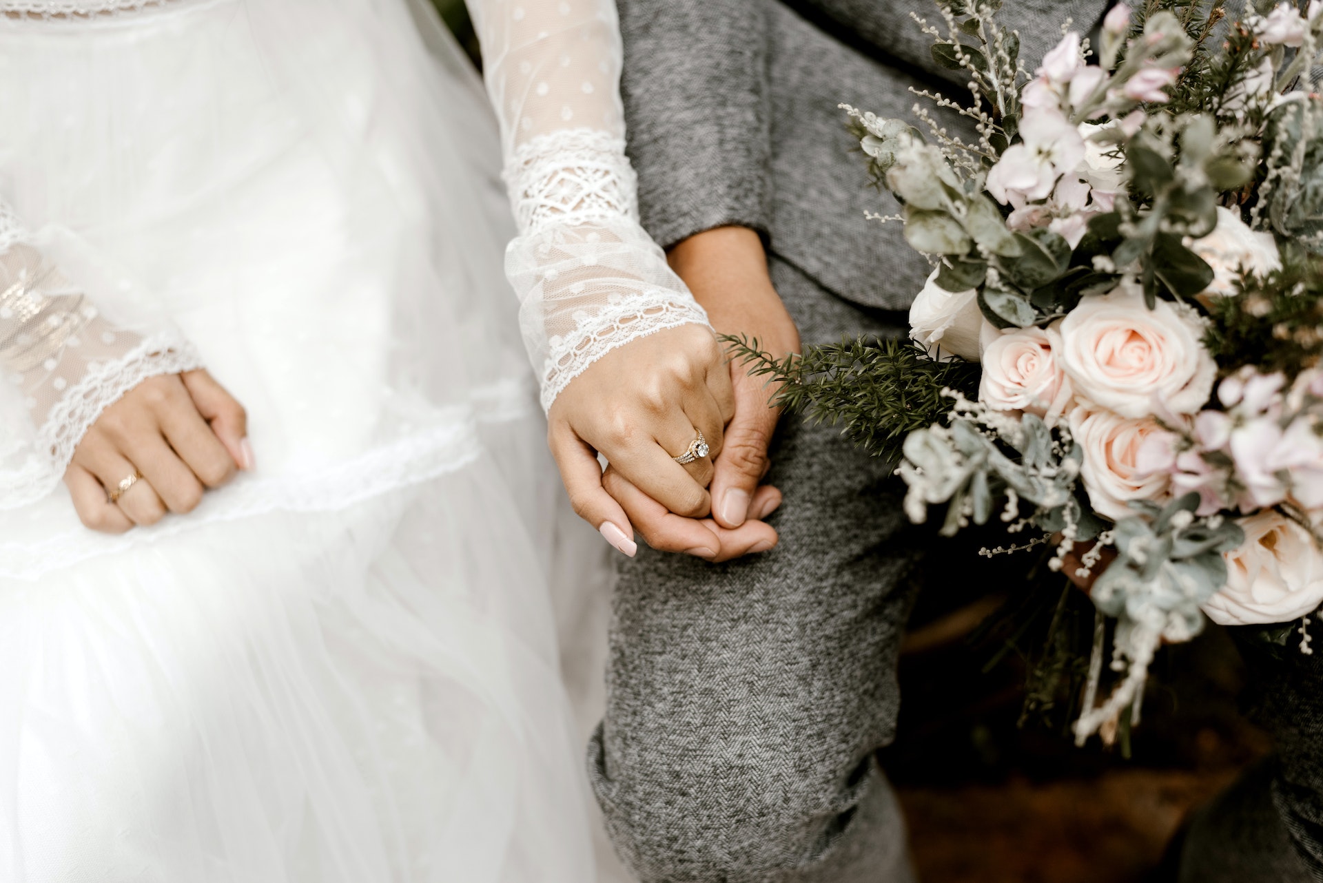 Novios de la mano | Fuente: Shutterstock