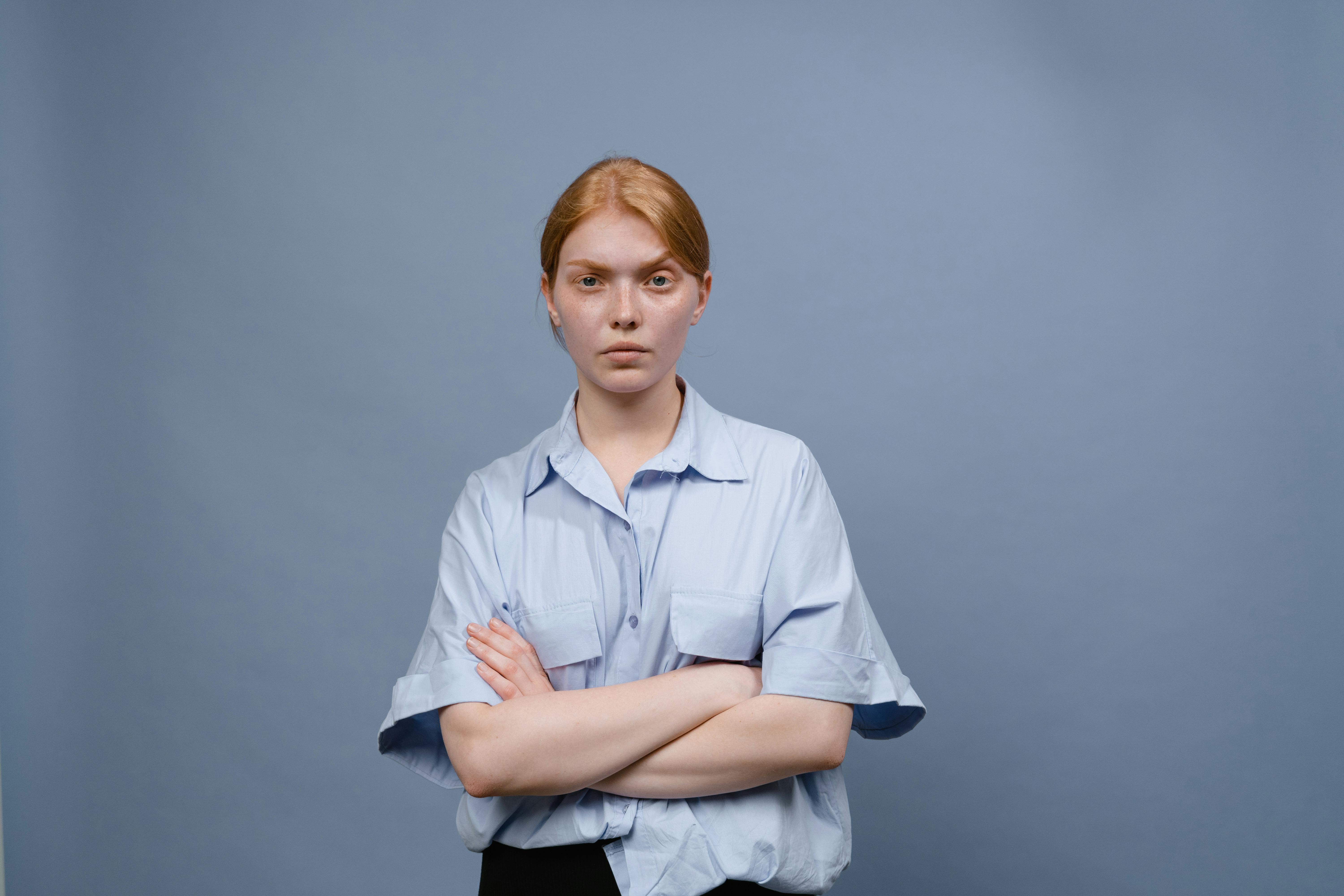 Una mujer enfadada con los brazos cruzados | Fuente: Pexels