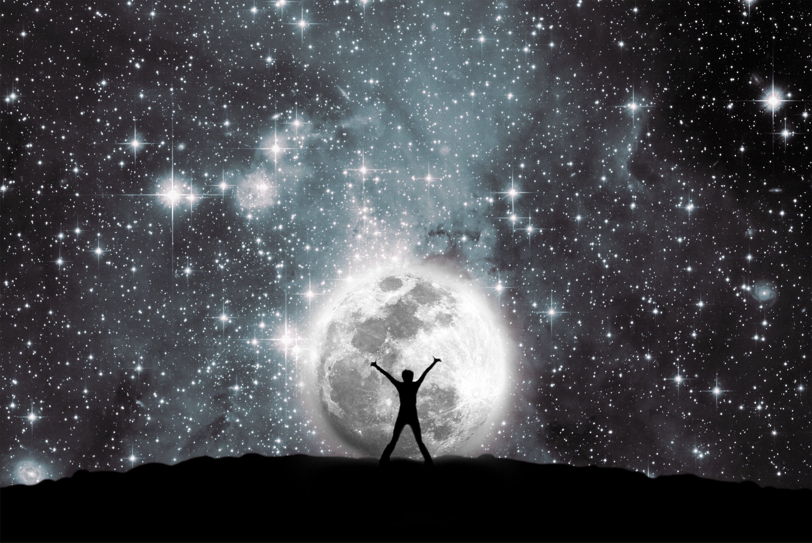 Silueta de hombre a contraluz contra la Luna y noche estrellada || Fuente: Shutterstock
