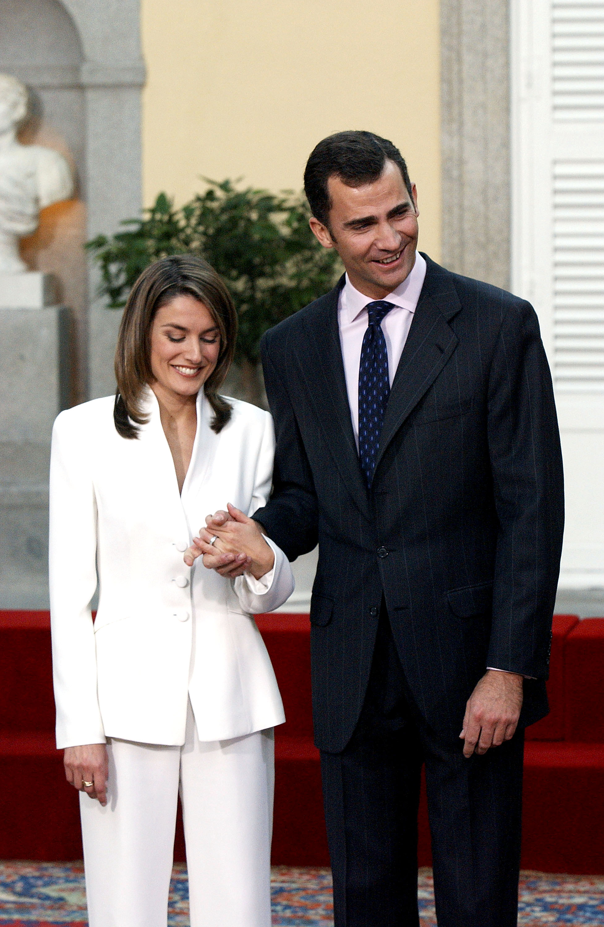 El príncipe heredero Felipe de España y Letizia Ortiz posan durante una ceremonia oficial de compromiso en el jardín del Palacio del Pardo el 6 de noviembre de 2003 en el Palacio del Pardo en Madrid, España. | Fuente: Getty Images