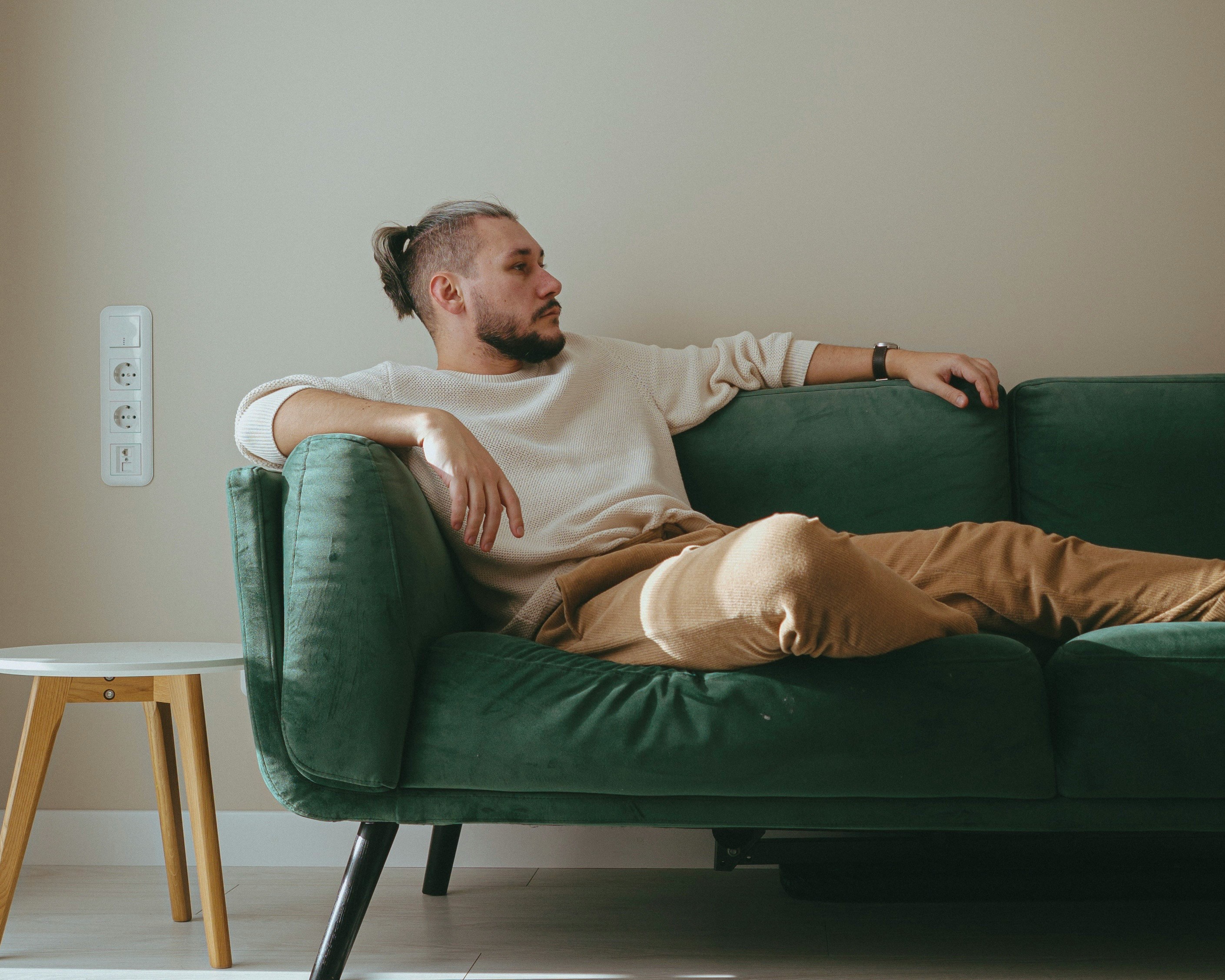 Un hombre sentado en un sofá | Fuente: Unsplash