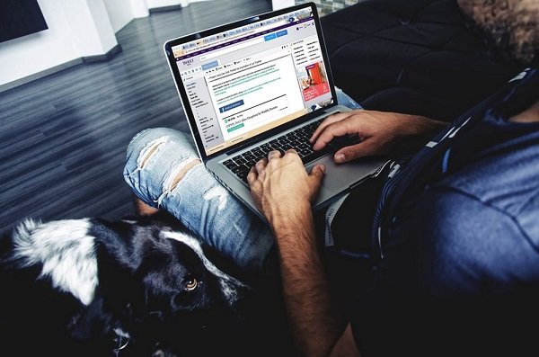 Hombre sentado mientras usa la computadora portátil. | Foto: Pexels