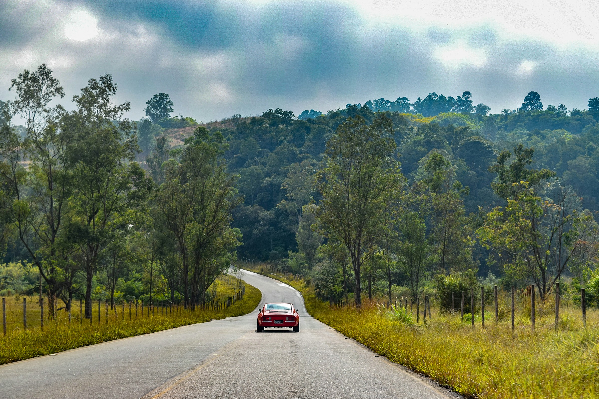 Un automóvil rojo en una carretera | Fuente: Unsplash