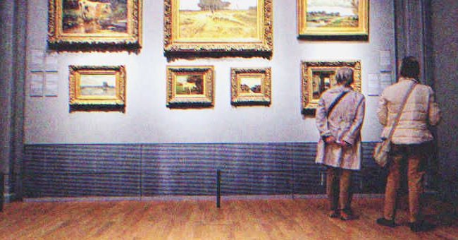 Dos personas en un museo observando las pinturas en la pared. | Foto: Shutterstock