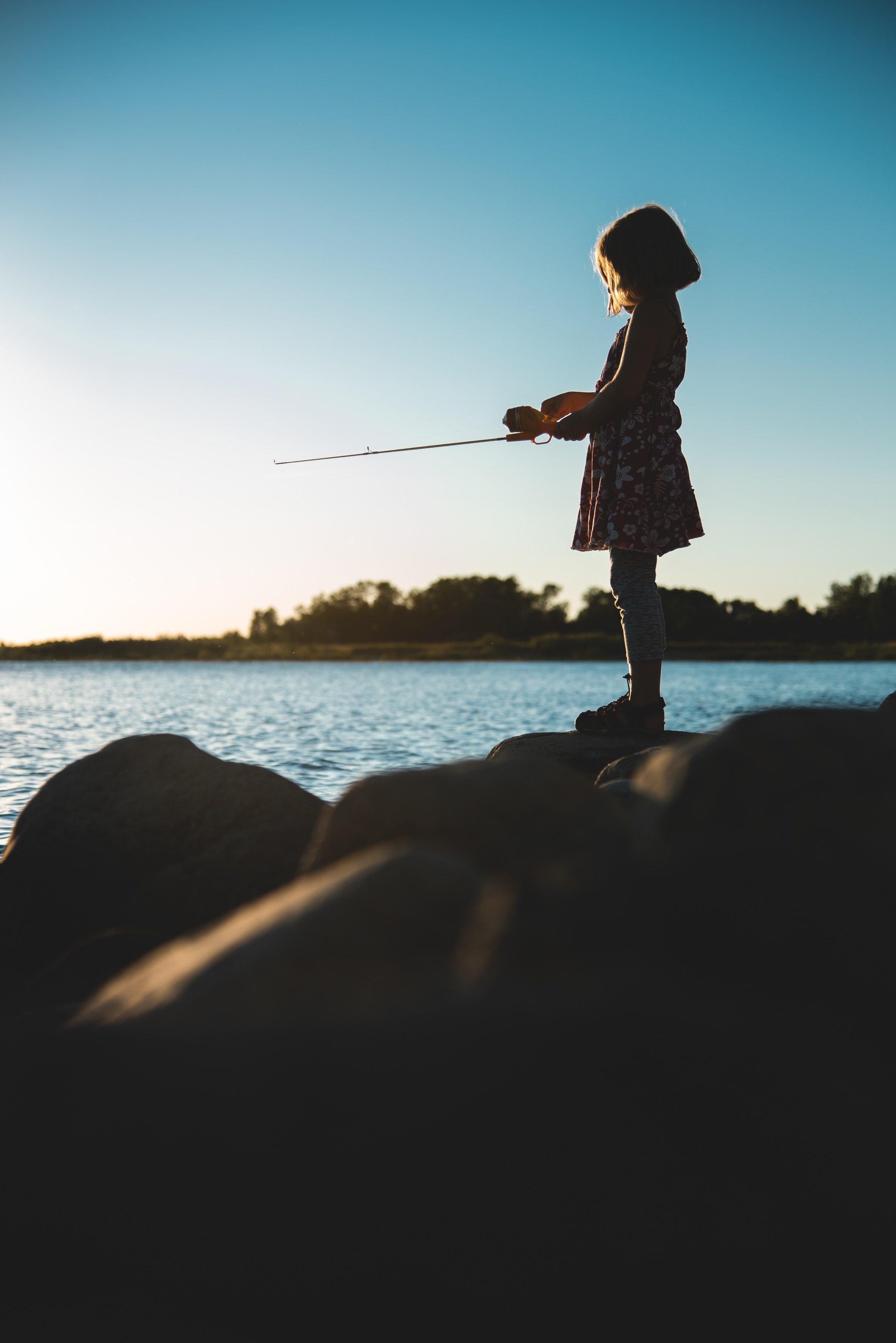 Niña pescando. | Foto: Unsplash