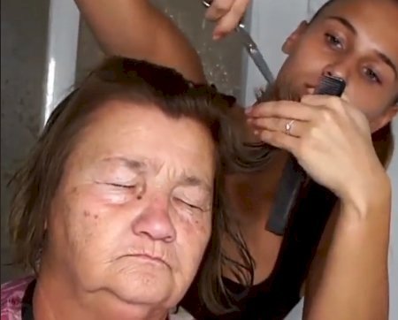 Kristy Pukova cambiando el look a su abuela |Foto: Facebook video/ Familias