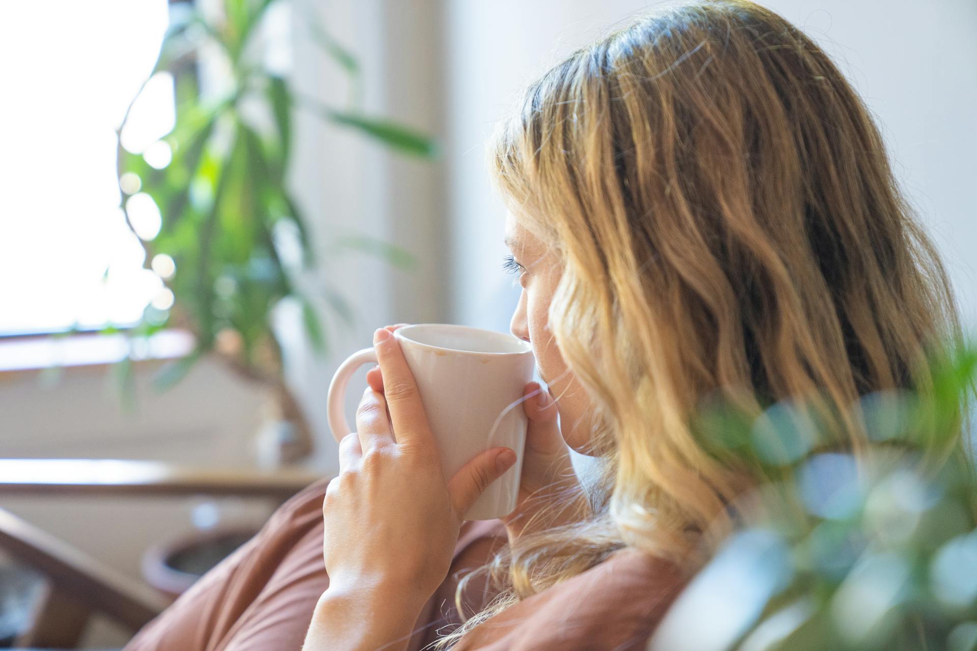 Una mujer bebiendo café | Fuente: Pexels