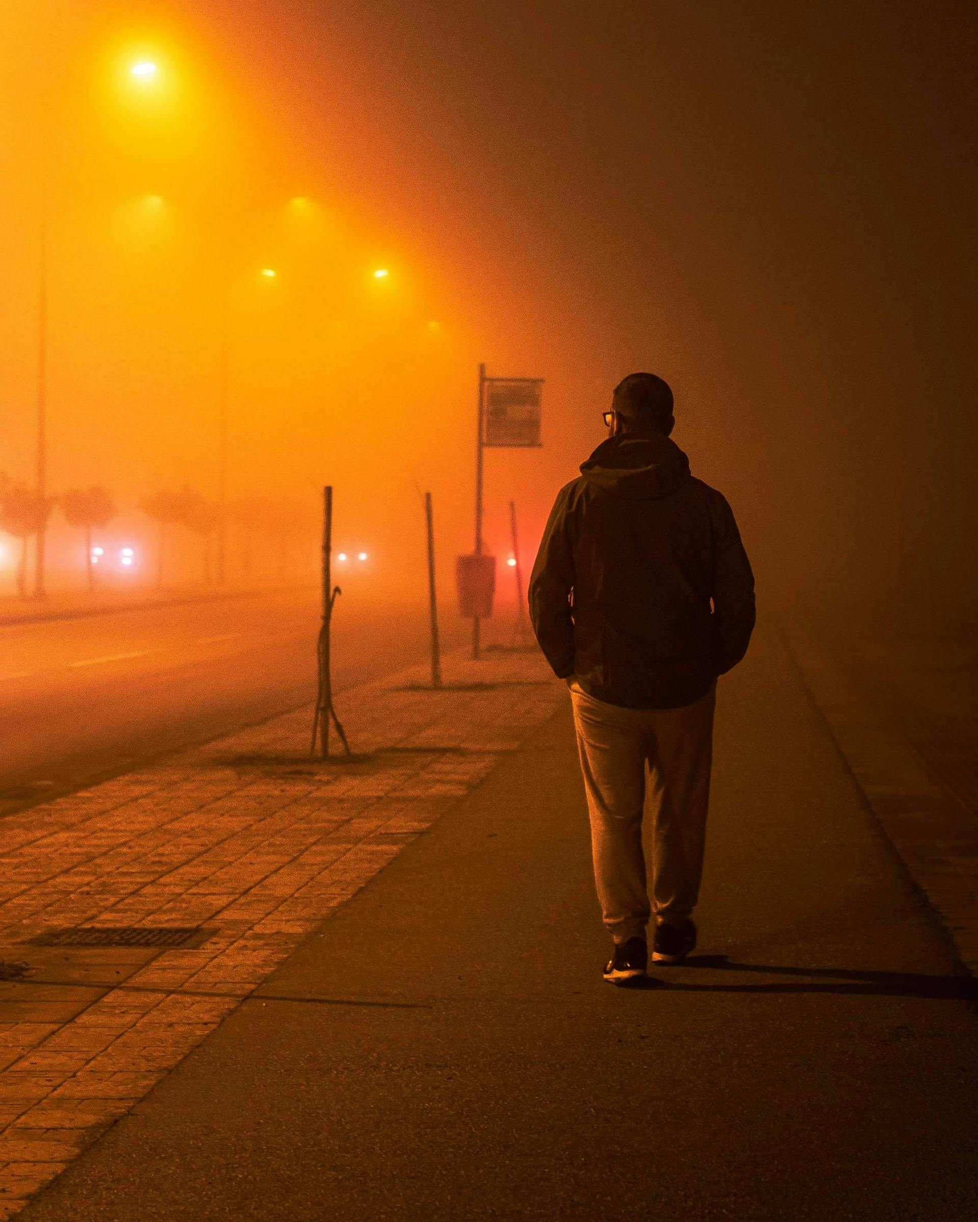 Un hombre caminando | Fuente: Pexels