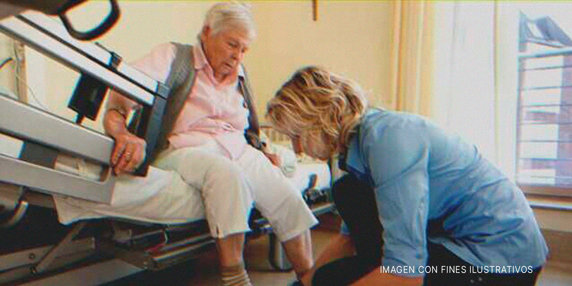 Mujer inclinada cuidando a una anciana. | Foto: Getty Images