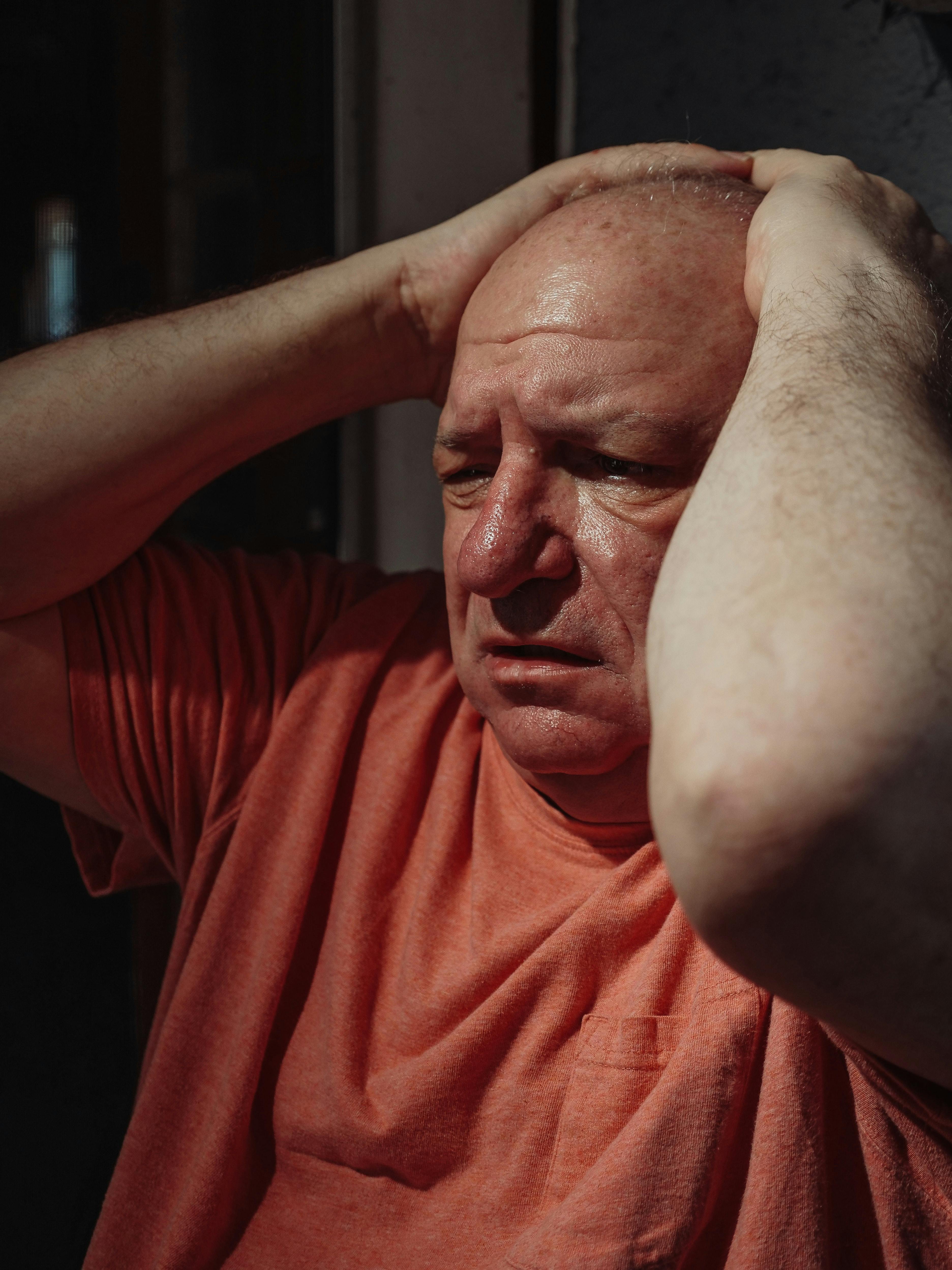 Un hombre alterado reaccionando ante algo | Foto: Pexels