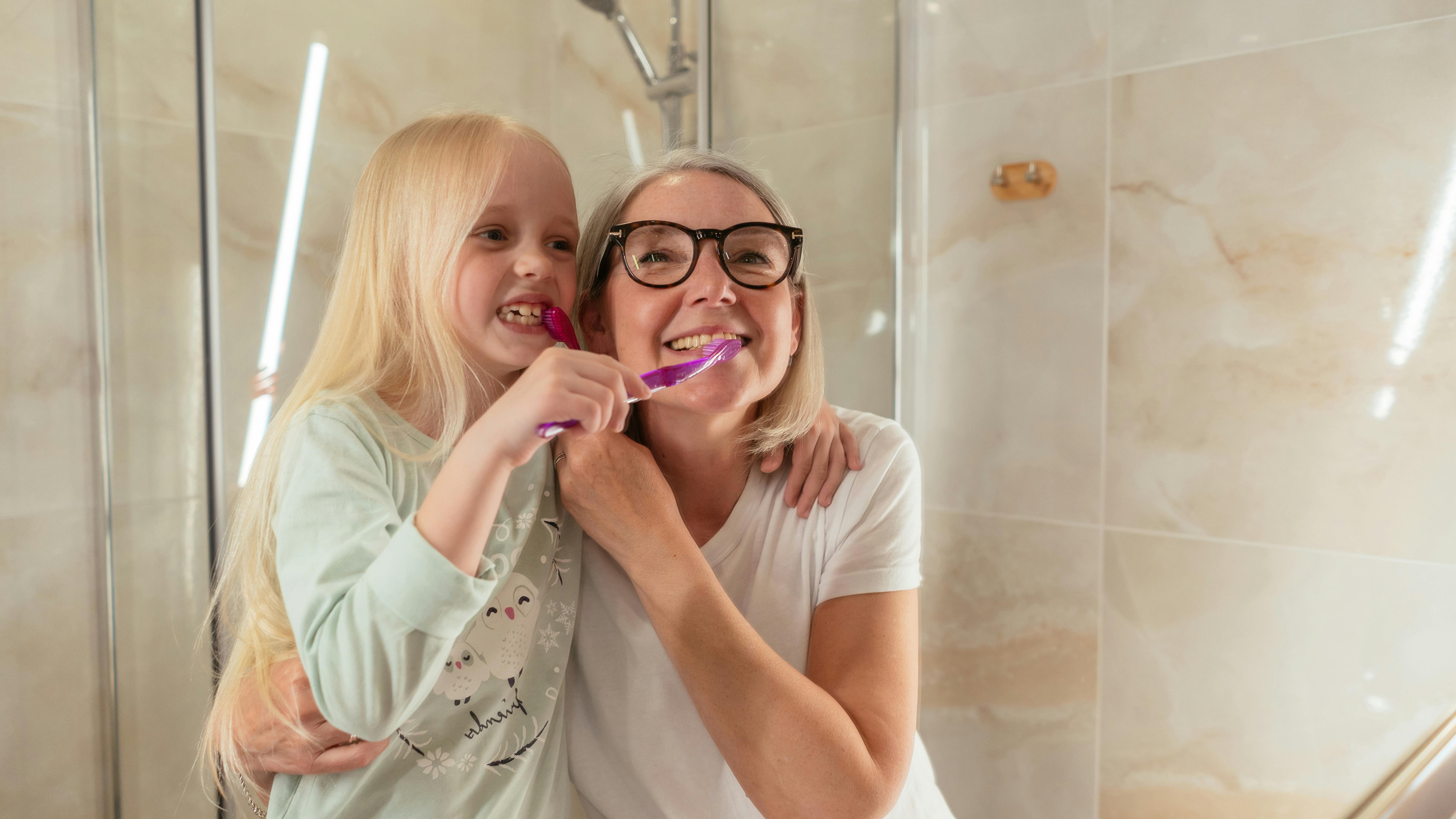 Una abuela estrechando lazos con su nieta | Fuente: Pexels