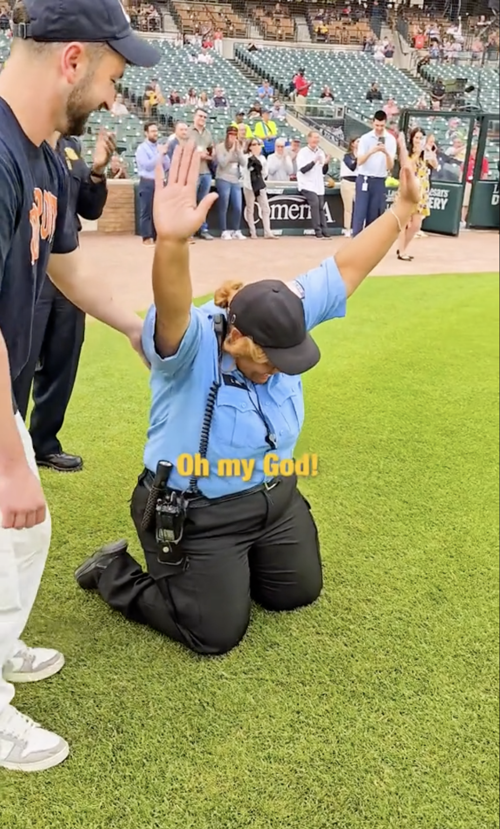 Linita Edge abrumada en un estadio de Detroit, Michigan, tras recibir 50.000 dólares el 16 de mayo de 2023 | Foto: TikTok/mdmotivator