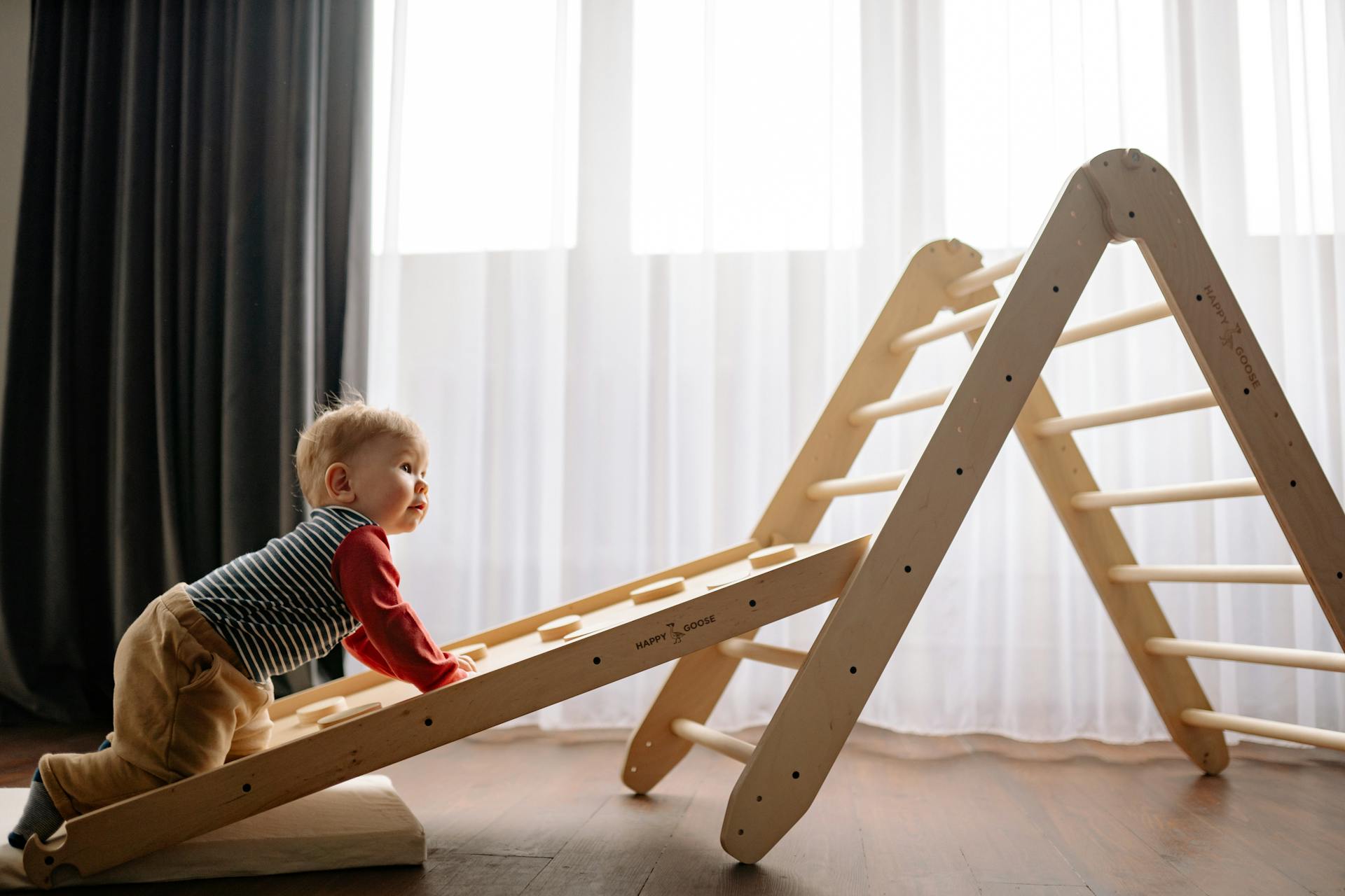 Un niño subiendo una escalera de madera | Fuente: Pexels