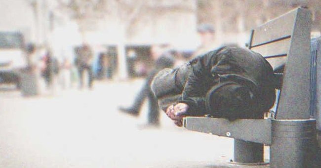 Hombre durmiendo en un banco. | Foto: Shutterstock