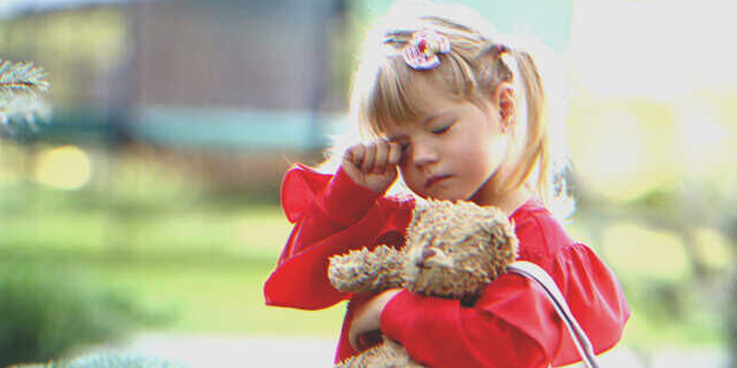 Una niña pequeña con un oso de peluche | Foto: Shutterstock