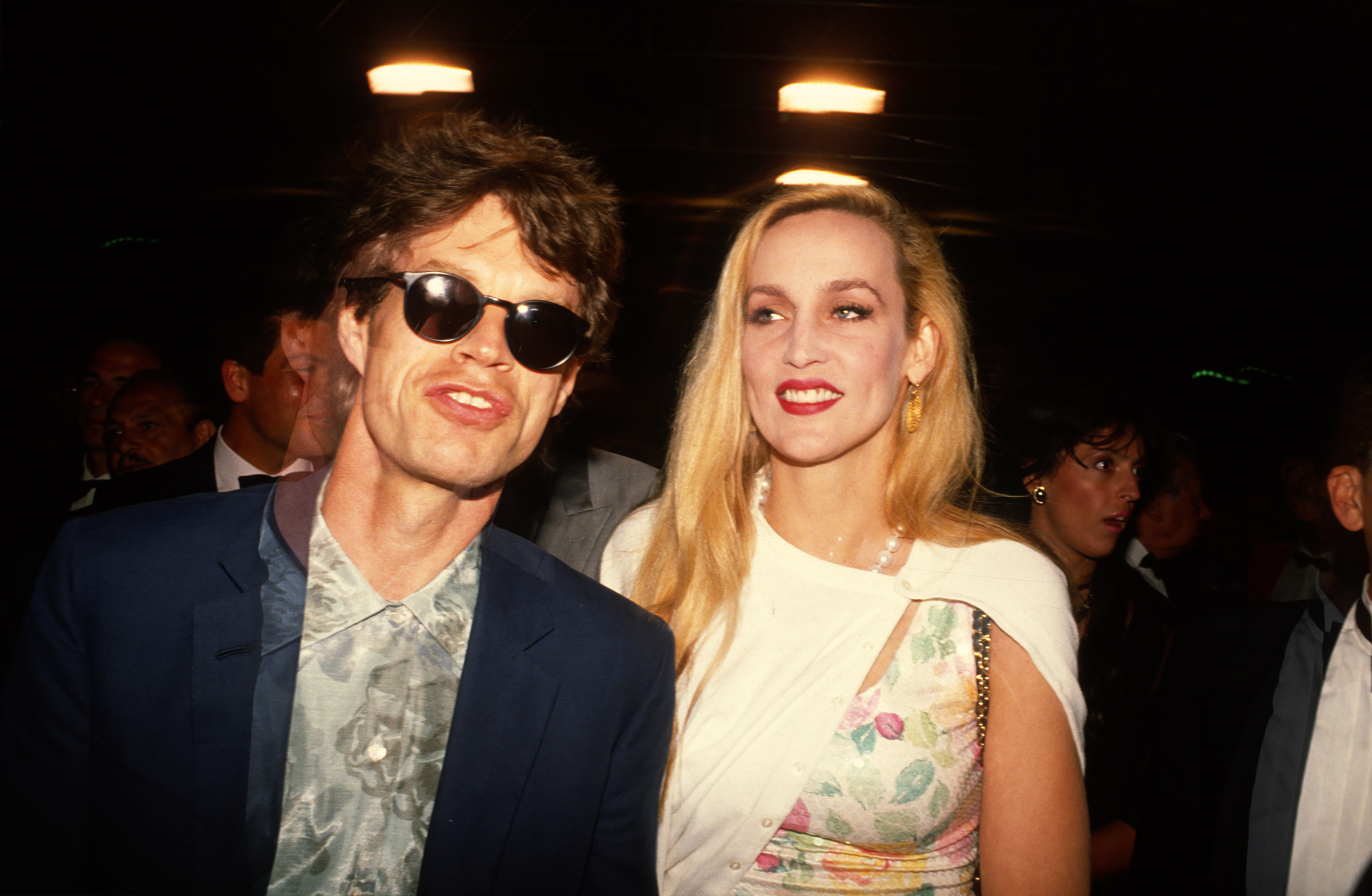 Mick Jagger y Jerry Hall en la 43ª edición del Festival de Cannes el 1 de mayo de 1990, en Cannes, Francia. | Fuente: Getty Images