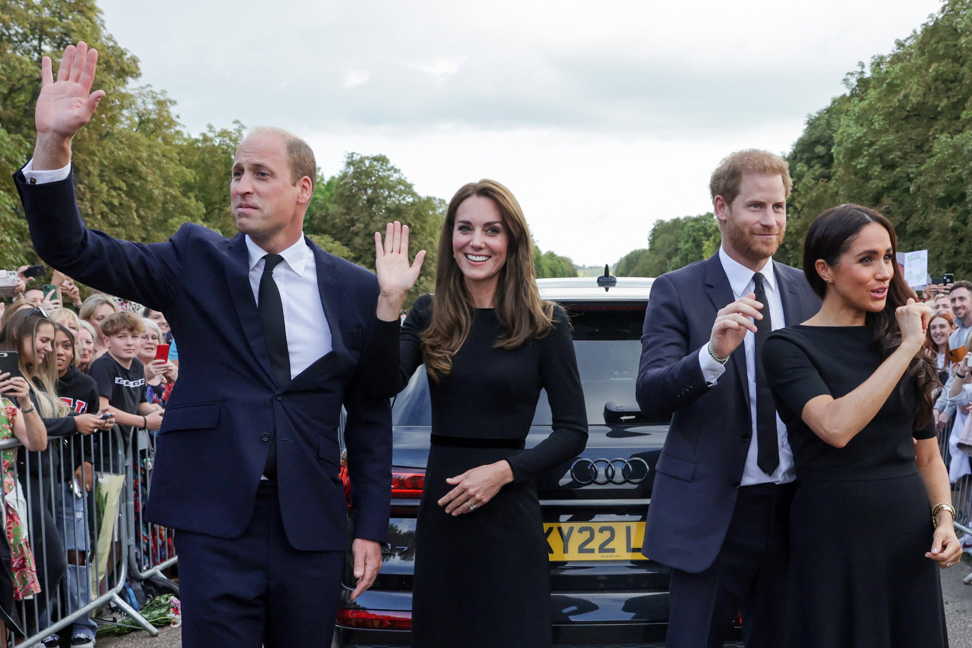 El príncipe William, Catherine, princesa de Gales, el príncipe Harry y Meghan, duquesa de Sussex, saludan a los simpatizantes en el Long Walk del castillo de Windsor el 10 de septiembre de 2022. | Foto: Getty Images