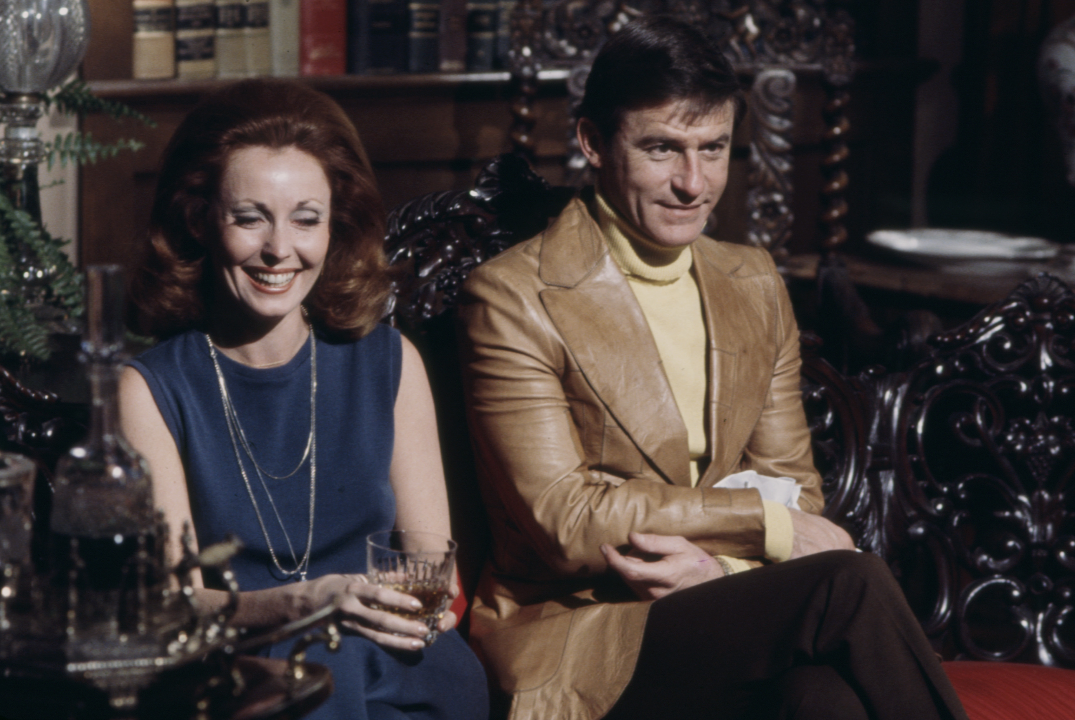 Judith McConnell y Roddy McDowall aparecen en la serie de televisión de la ABC "Harry O" en el episodio "El misterioso caso de Lester y el Dr. Fong" en Los Ángeles, California, en 1976. | Fuente: Getty Images