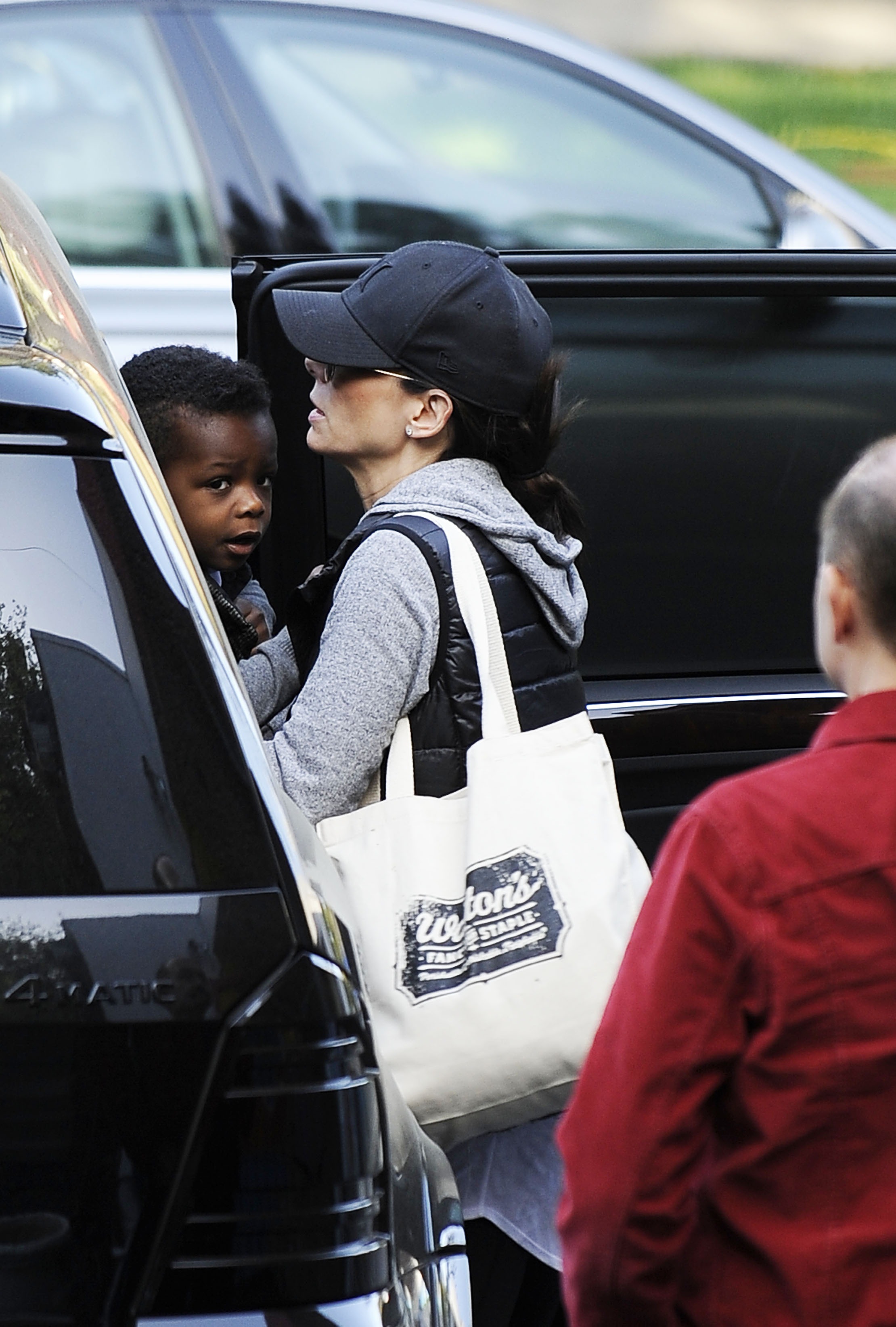 Sandra Bullock y su hijo Louis son vistos el 8 de abril de 2013, en Los Ángeles, California | Fuente: Getty Images