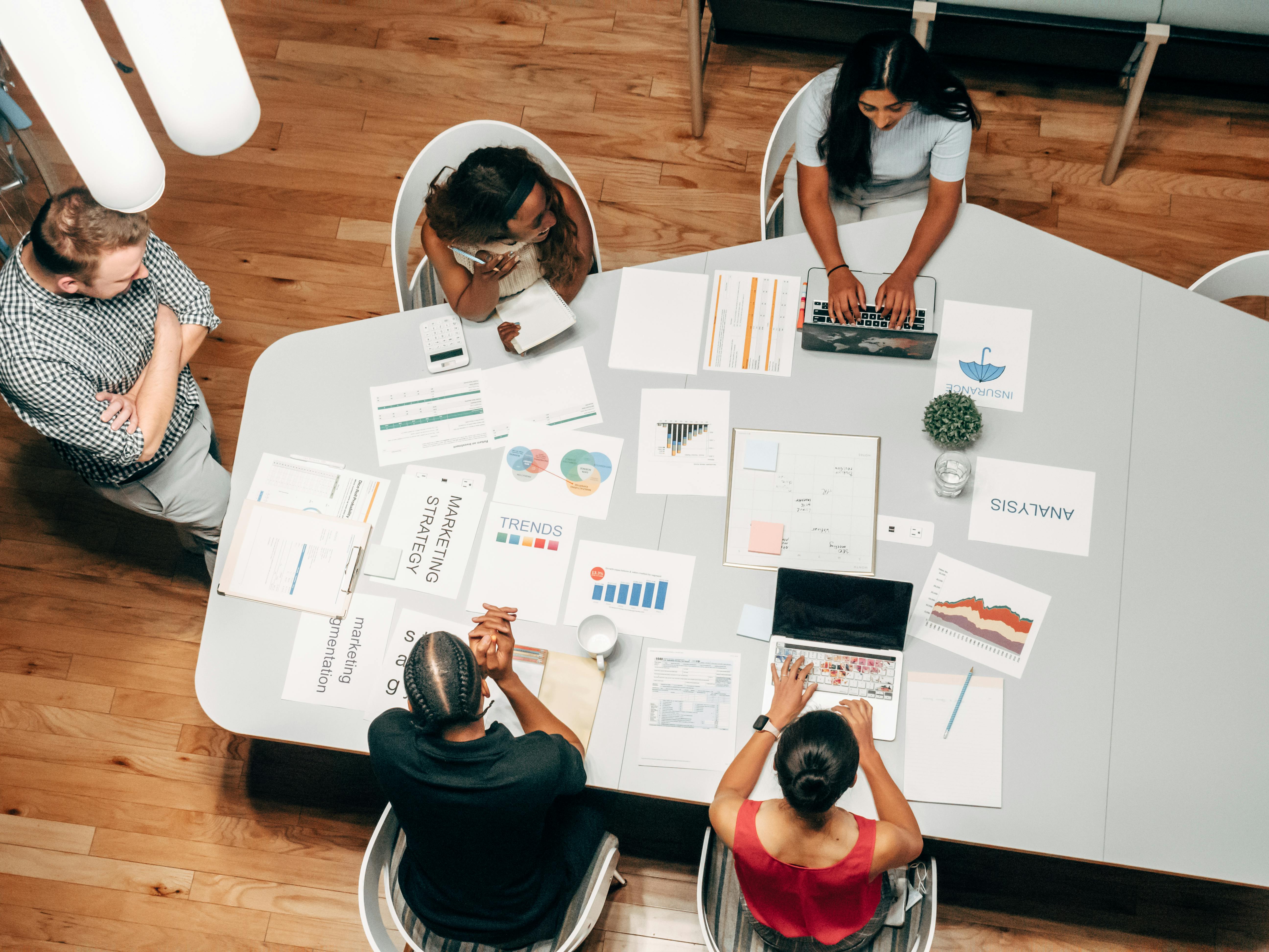 Persone che lavorano in un ufficio | Fonte: Pexels