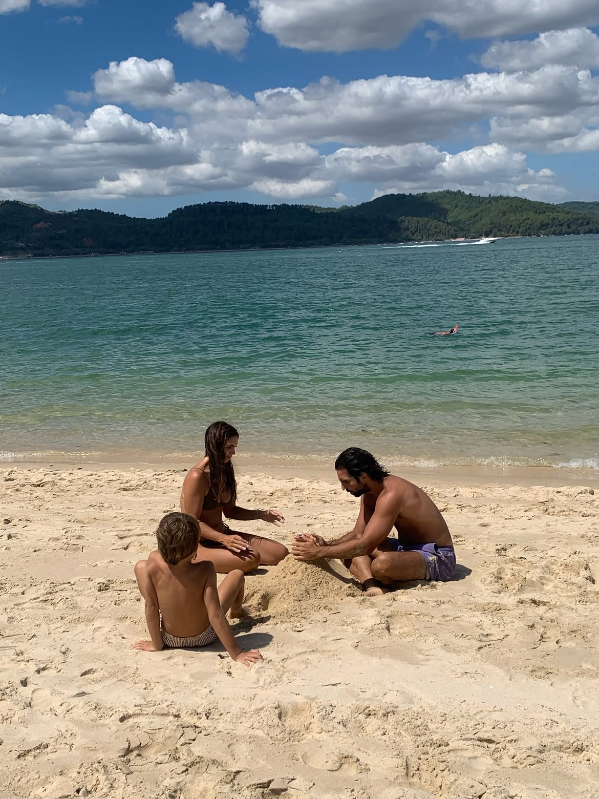 Elena Furiase, Gonzalo Sierra y su hijo disfrutan de la playa | Fuente: Instagram/lolitafoficial