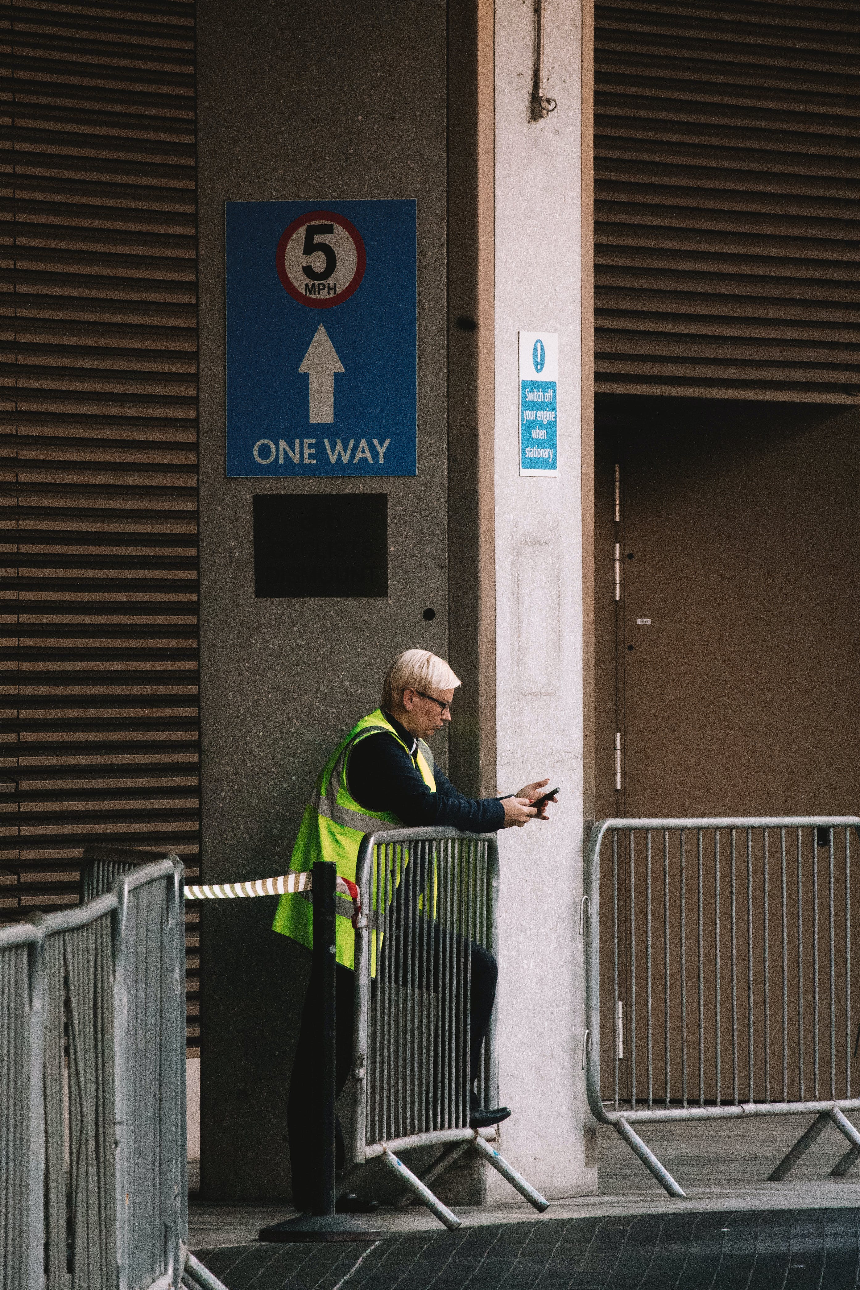 Una mujer de seguridad de pie en un aparcamiento. | Fuente: Pexels