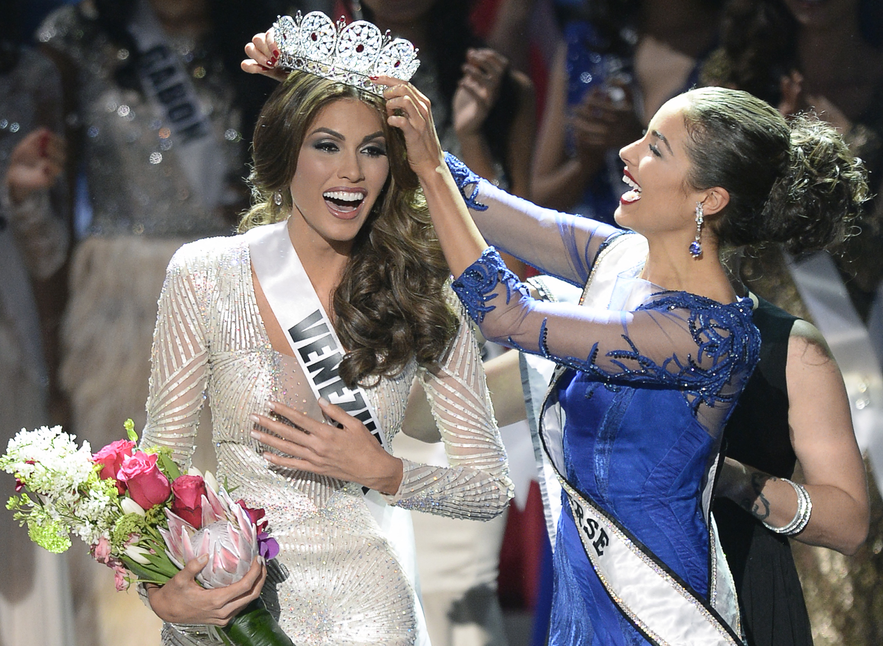 Gabriela Isler reacciona tras ser coronada durante el concurso Miss Universo en Moscú el 9 de noviembre de 2013 | Fuente: Getty Images