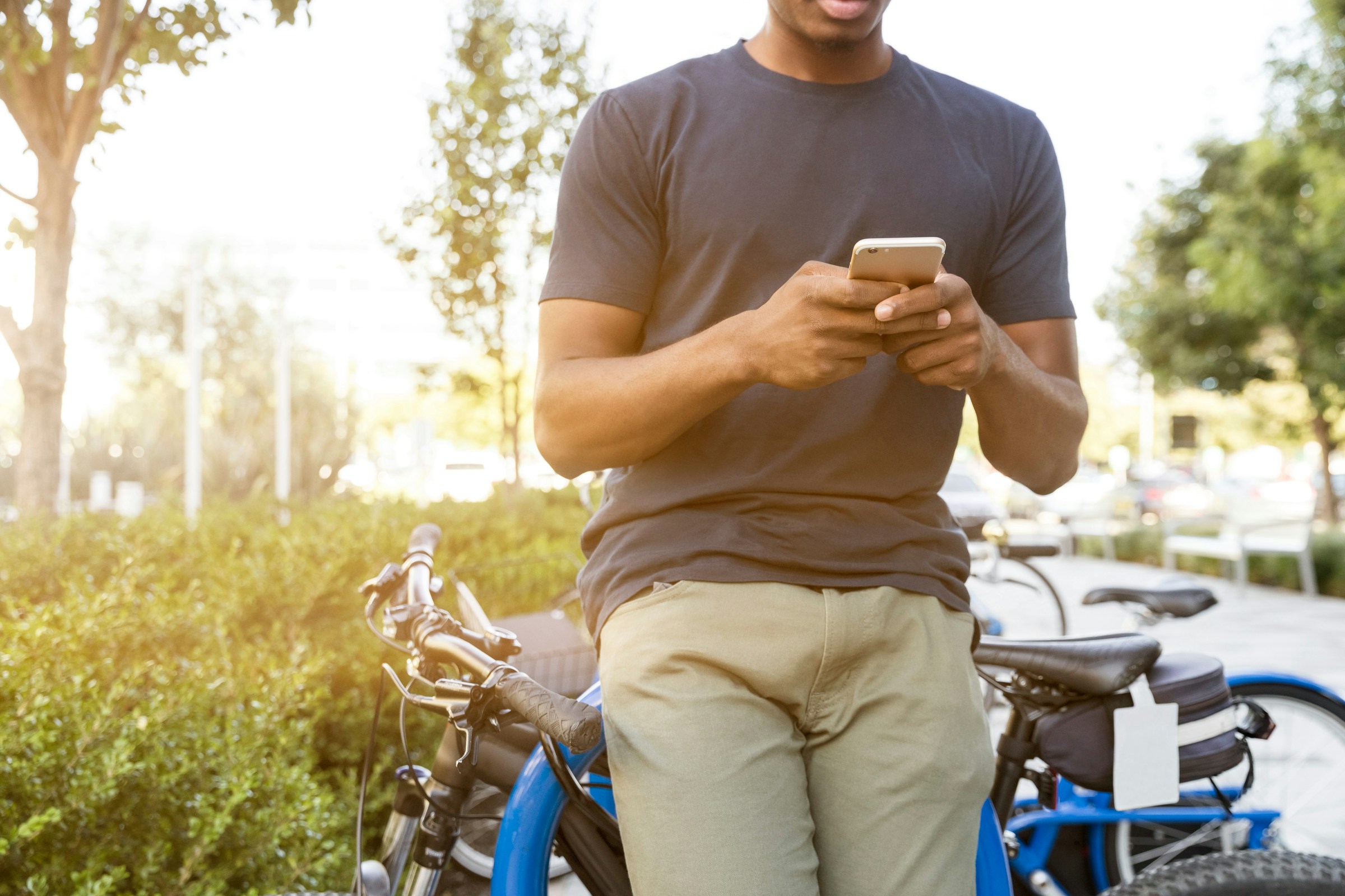 Un hombre usando su teléfono | Fuente: Unsplash