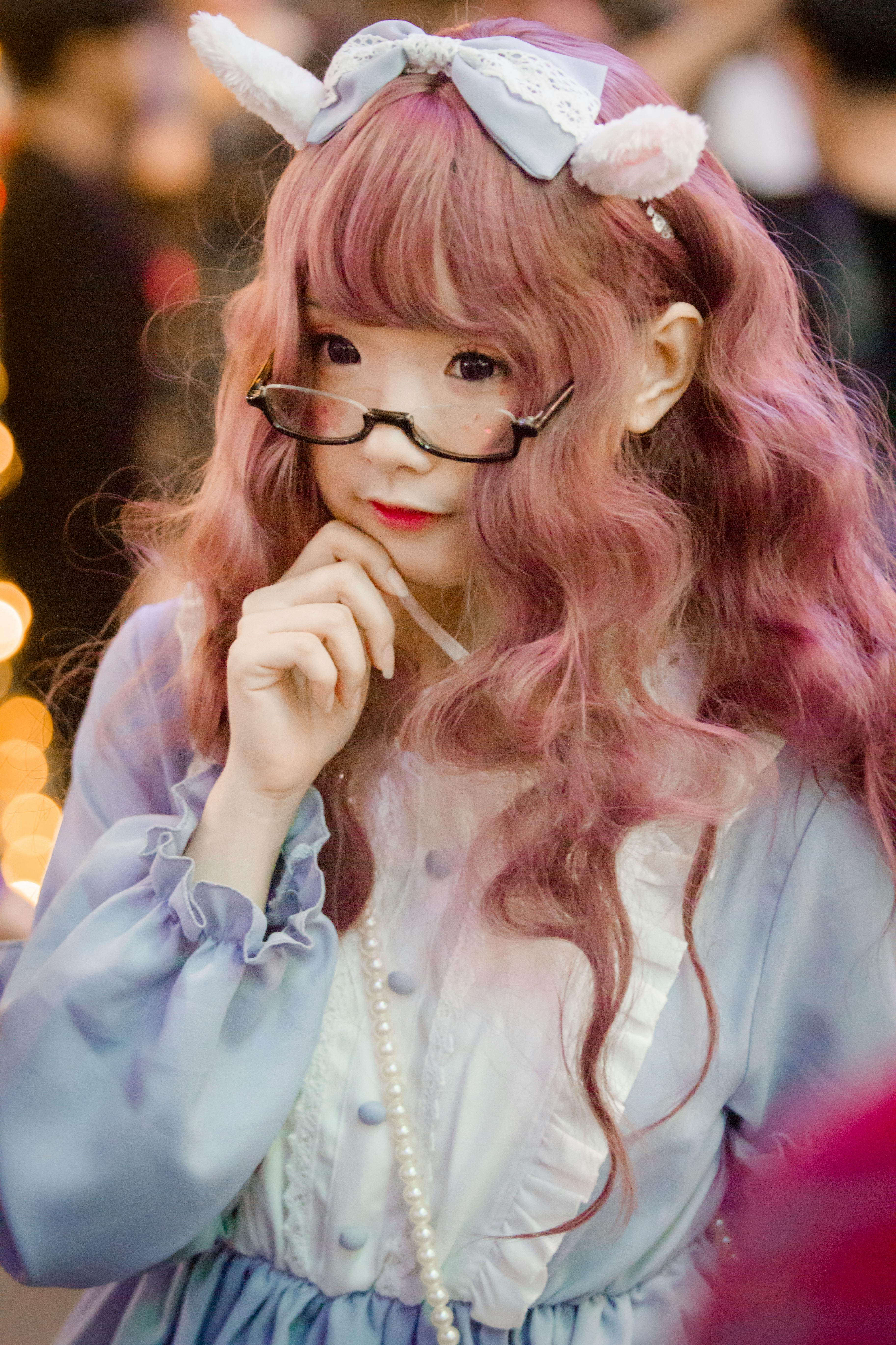 Una mujer vestida a la moda Lolita | Fuente: Pexels