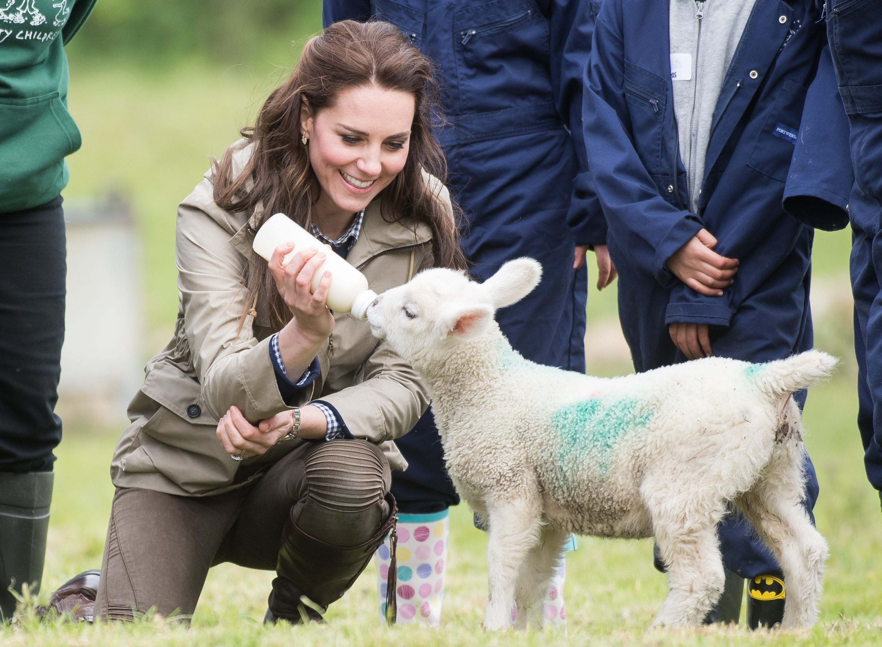 Catherine, duquesa de Cambridge, alimenta a un cordero mientras visita Farms for City Children en Arlingham, Gloucestershire, el 3 de mayo de 2017. | Fuente: Getty Images