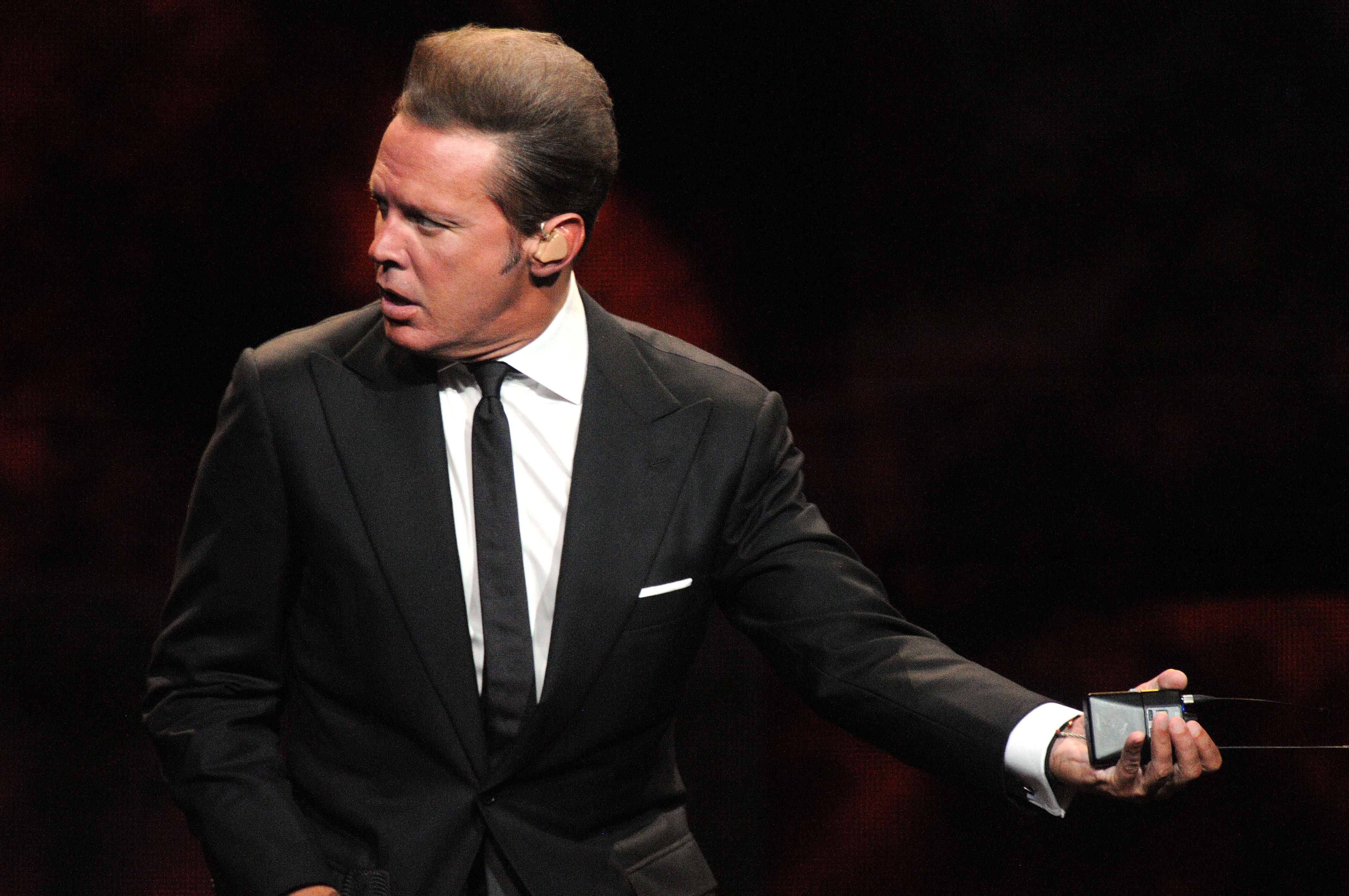 Luis Miguel se presenta durante un show como parte de la gira "México por Siempre" en el Amway Center el 30 de mayo de 2018 en Orlando, Florida. | Fuente: Getty Images