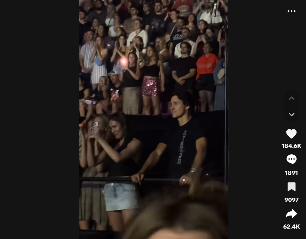 Justin Trudeau de pie entre la multitud en un concierto de Katy Perry en Montreal, Canadá, de un vídeo fechado el 30 de julio de 2025. | Fuente: TikTok/@avocado6713