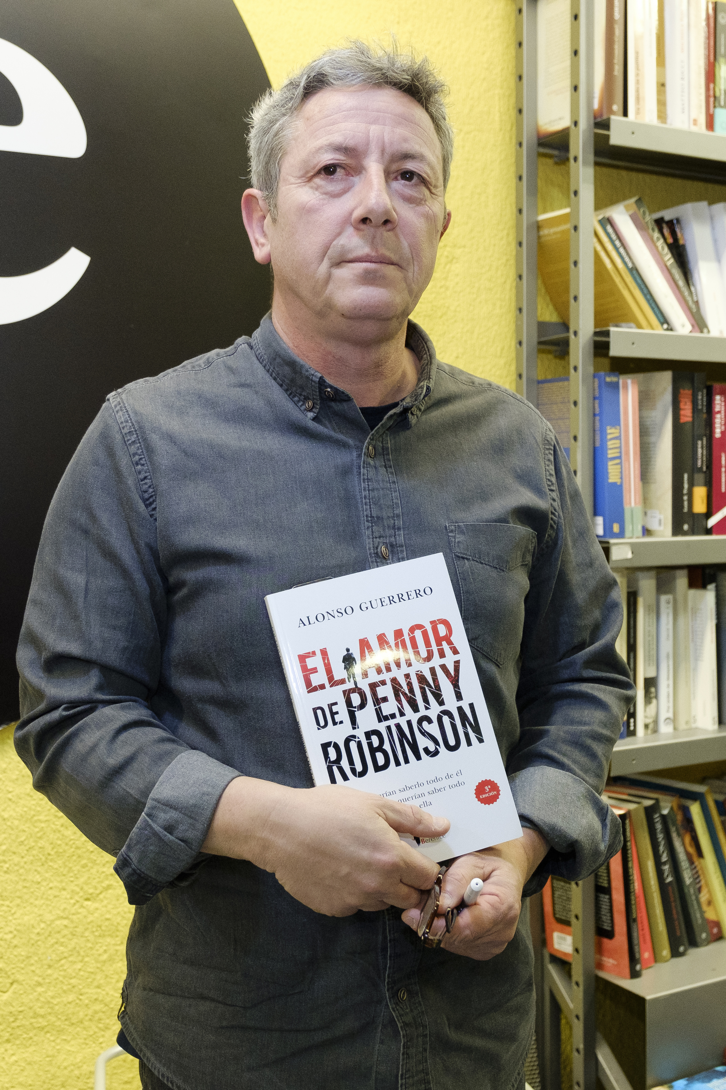 Alonso Guerrero asiste a la rueda de prensa de "El amor de Penny Robinson" en la librería Le el 12 de abril de 2018 en Madrid, España. | Fuente: Getty Images