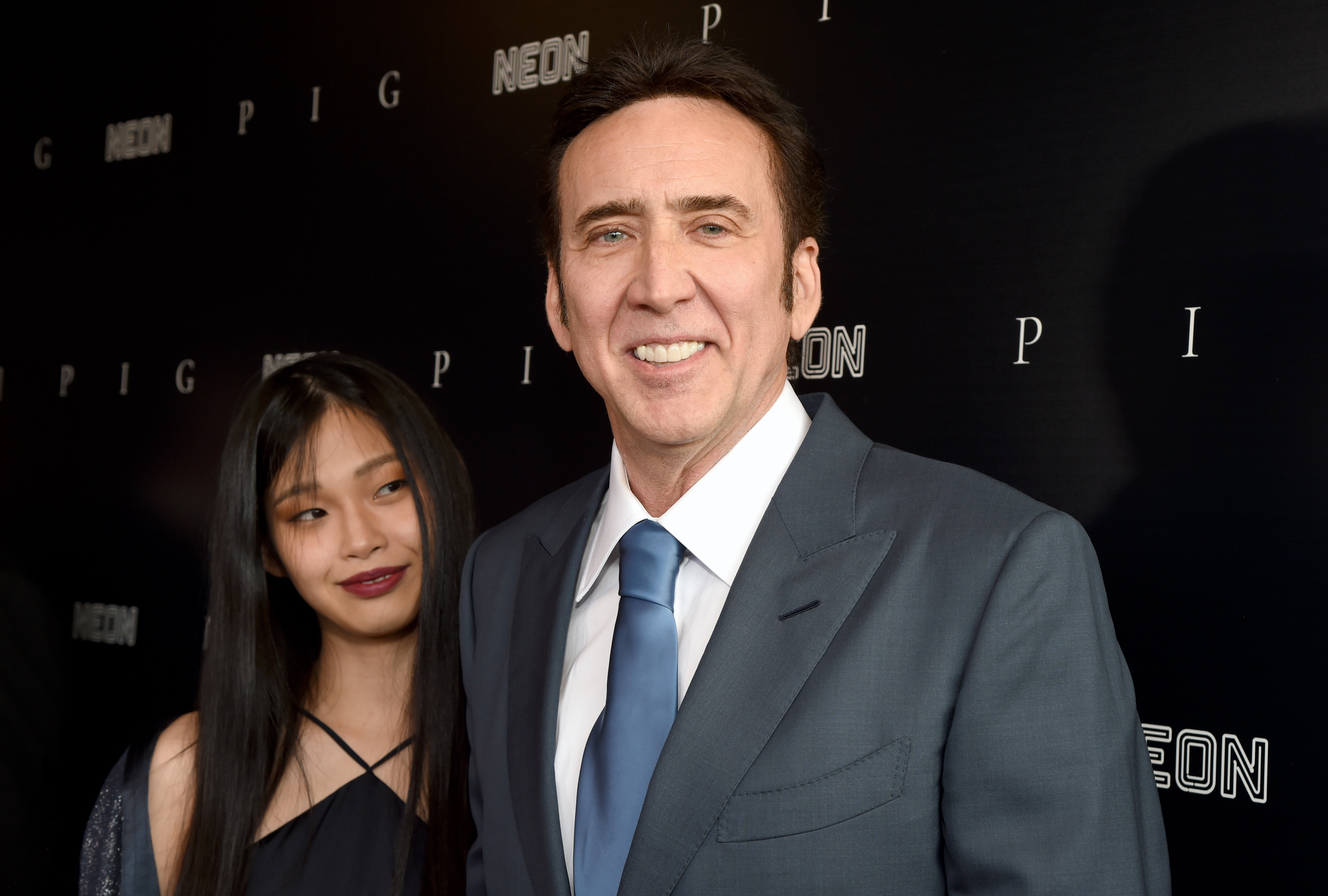 Riko Shibata y Nicolas Cage en el estreno en neón de "PIG" el 13 de julio de 2021, en Los Ángeles, California | Foto: Getty Images