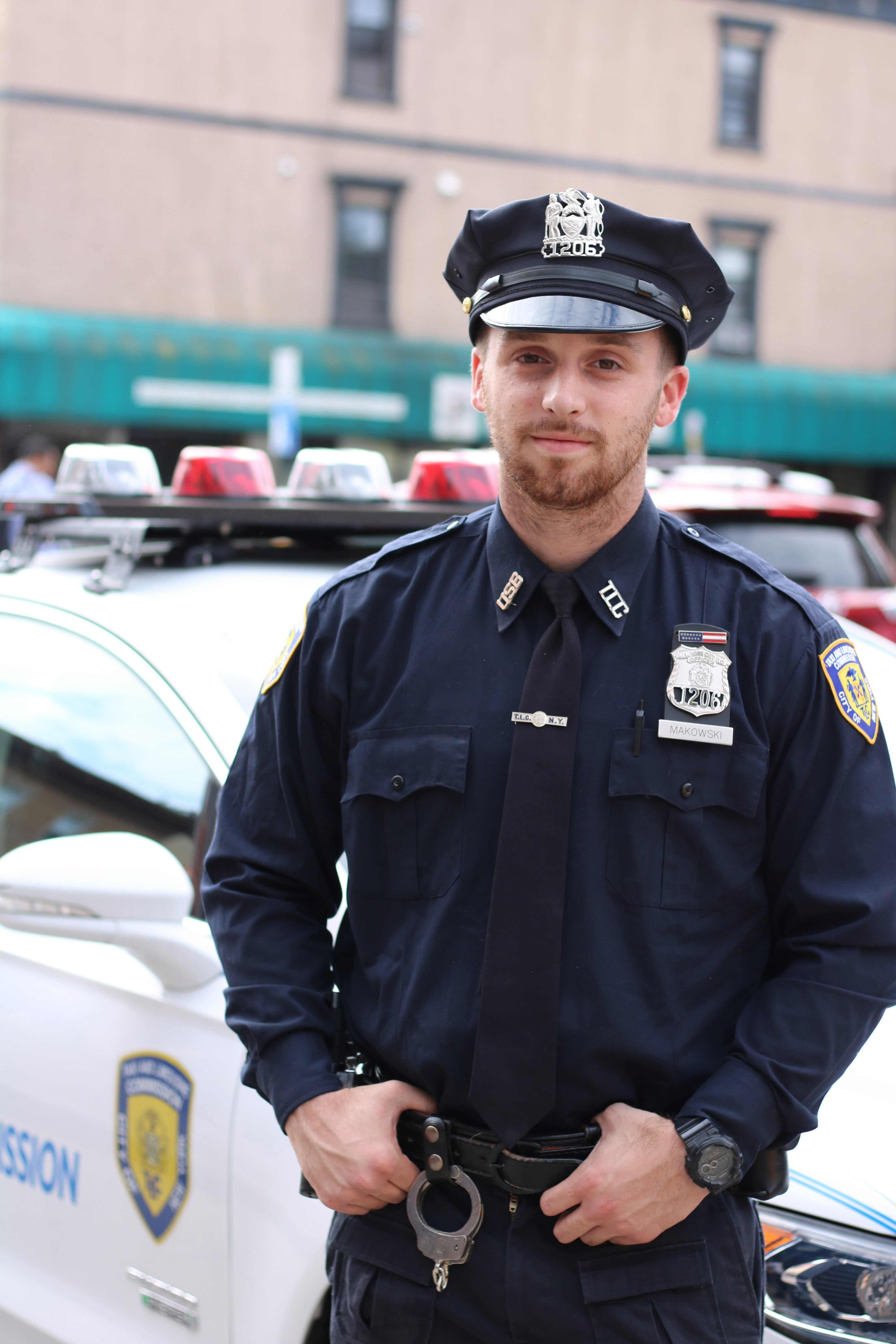 Un policía junto a su Automóvil | Fuente: Unsplash