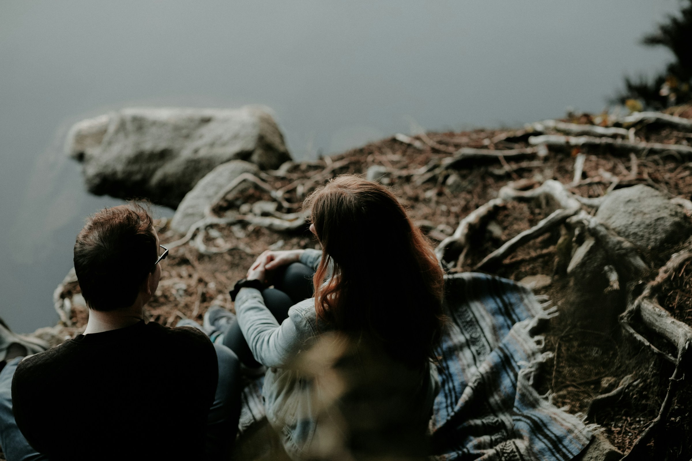 Una pareja manteniendo una conversación seria | Fuente: Unsplash