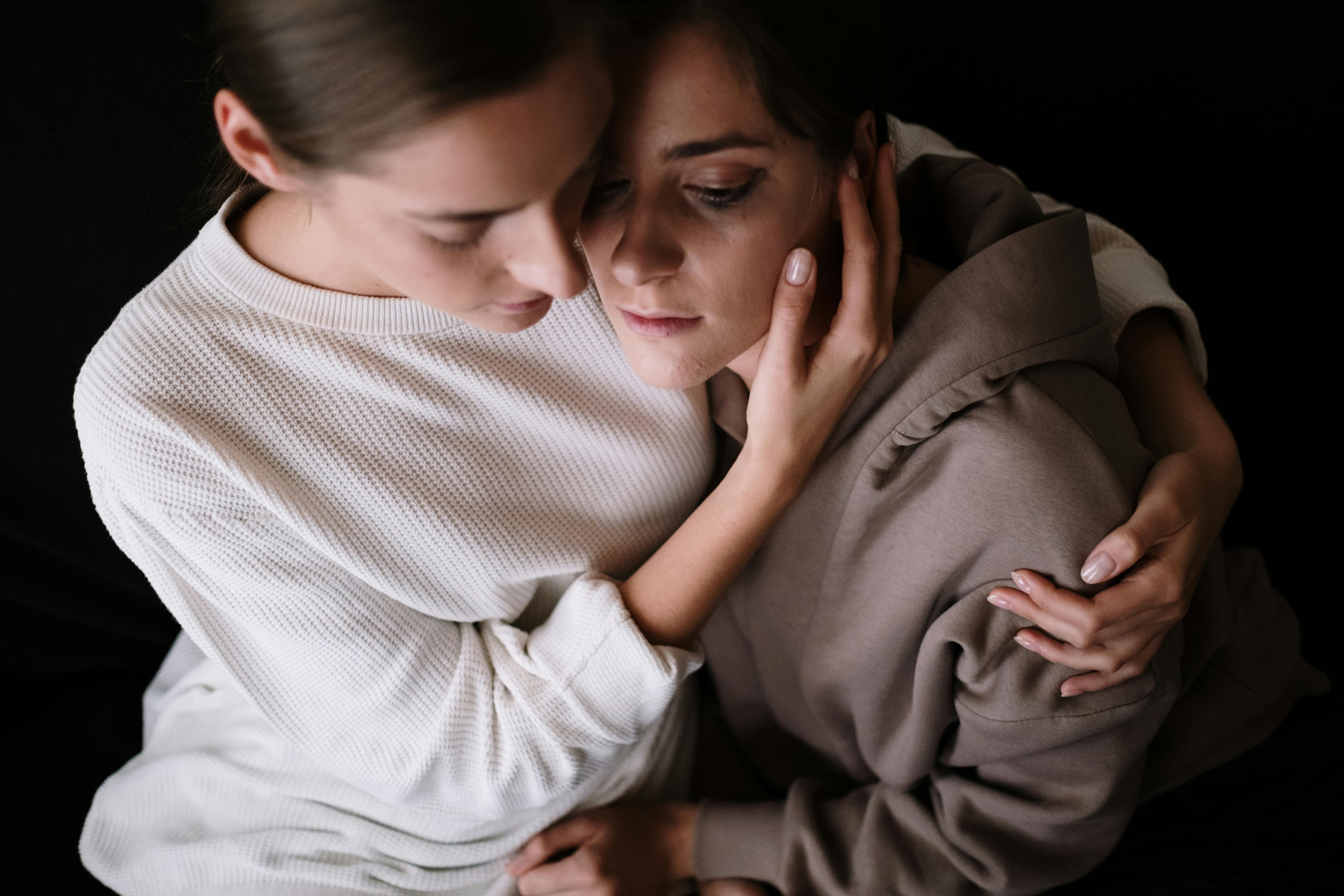 Una mujer intentando consolar y a una mujer alterada | Foto: Pexels
