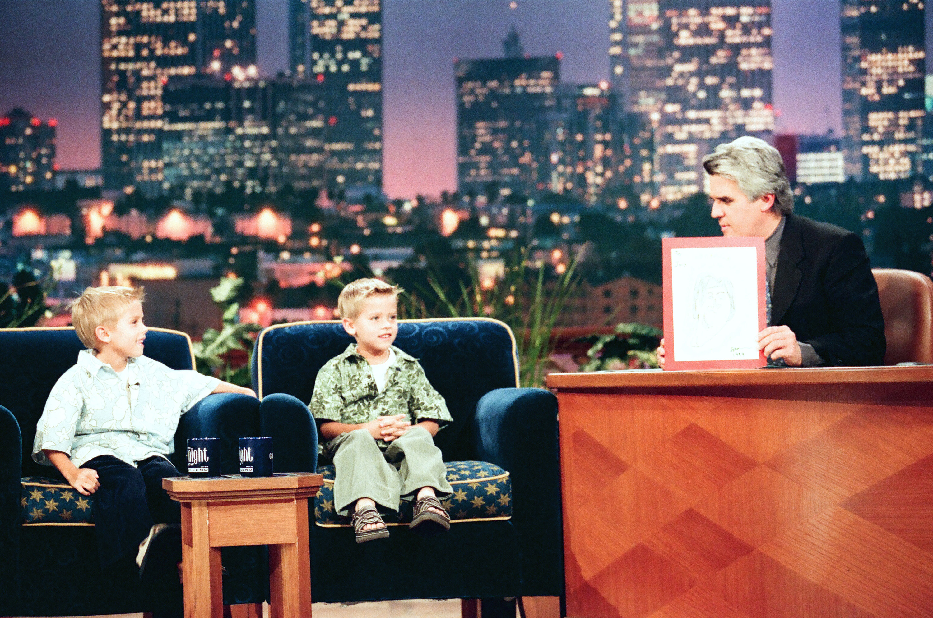 [De derecha a izquierda] Jay Leno, Dylan y Cole Sprouse en el episodio 151460 de "The Tonight Show with Jay Leno", el 18 de junio de 1999. | Foto: Getty Images