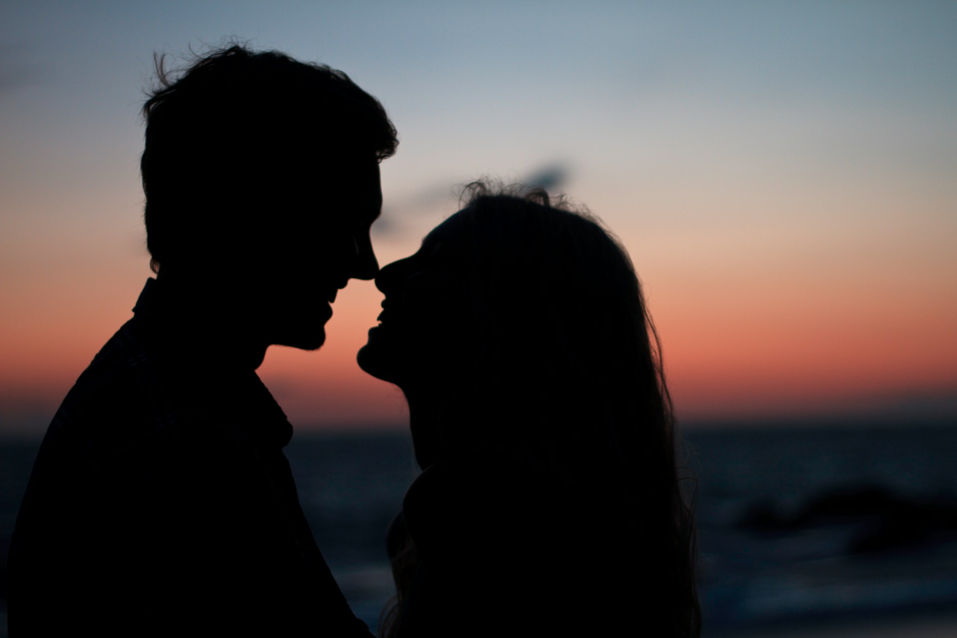 Silueta de una pareja romántica | Fuente: Unsplash