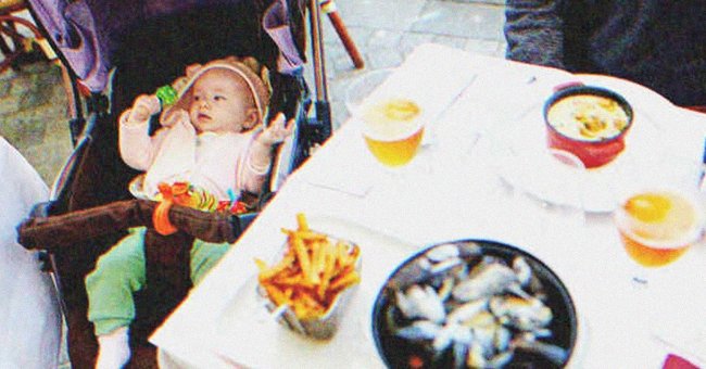 Bebé junto a una mesa llena de comida. | Foto: Shutterstock